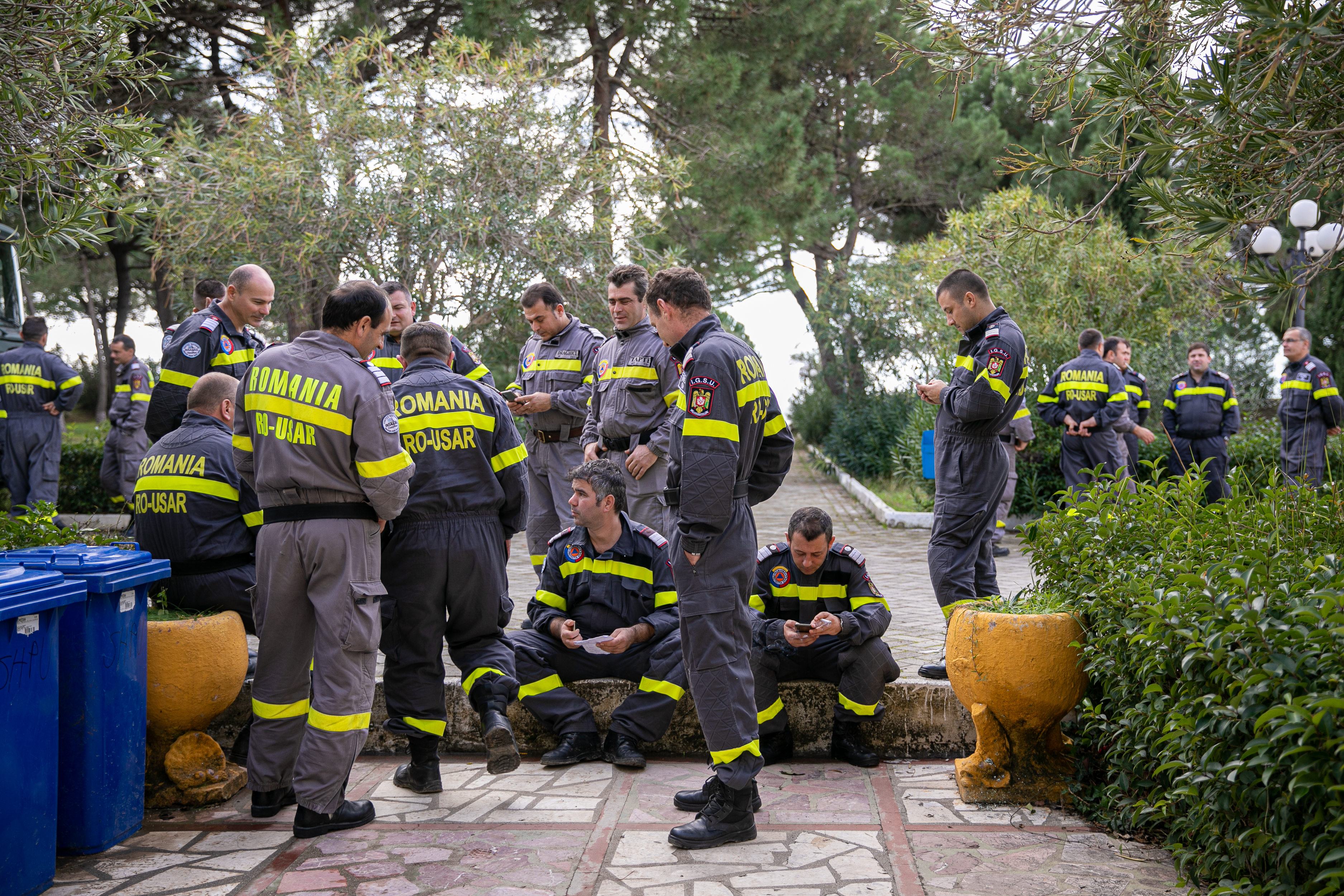 Pentru pompierii români din inima dramei albaneze, Ziua Națională a picat de Ziua Recunoștinței. ”Cele două cadavre erau, de fapt, mama și fiul. Tatăl și fiica au scăpat!”