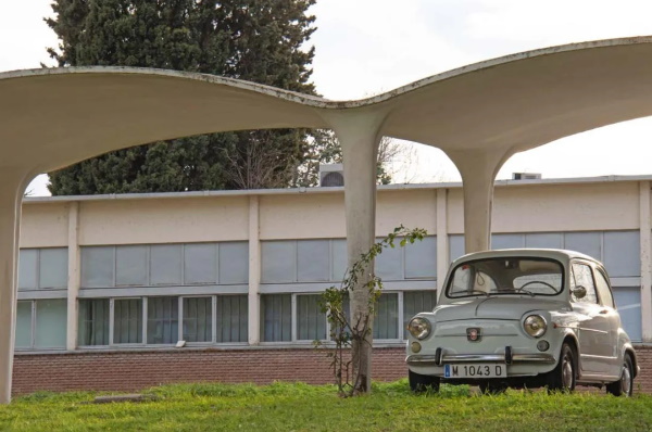 Un micuț Seat 600 e parcat de 60 de ani în același loc, la Madrid. Povestea din spatele mașinii legendare în Spania