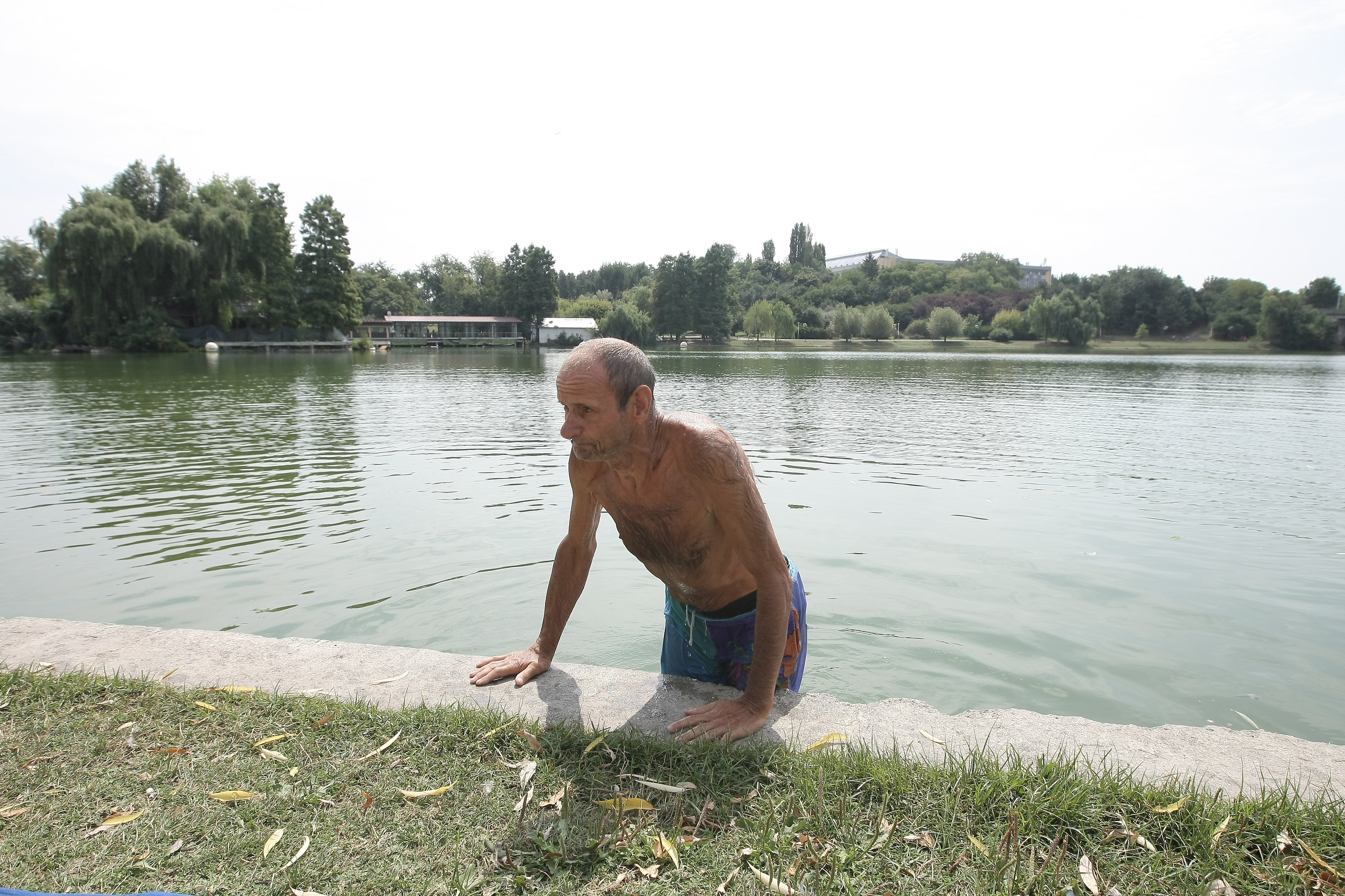 Necazurile se țin scai de Carol Haidu, fost mare portar al Stelei. De-abia se ajunge cu banii, iar recent a fost călcat de tramvai! ”Omul cu mâini de aur” a fost la un pas să-și piardă piciorul! FOTO