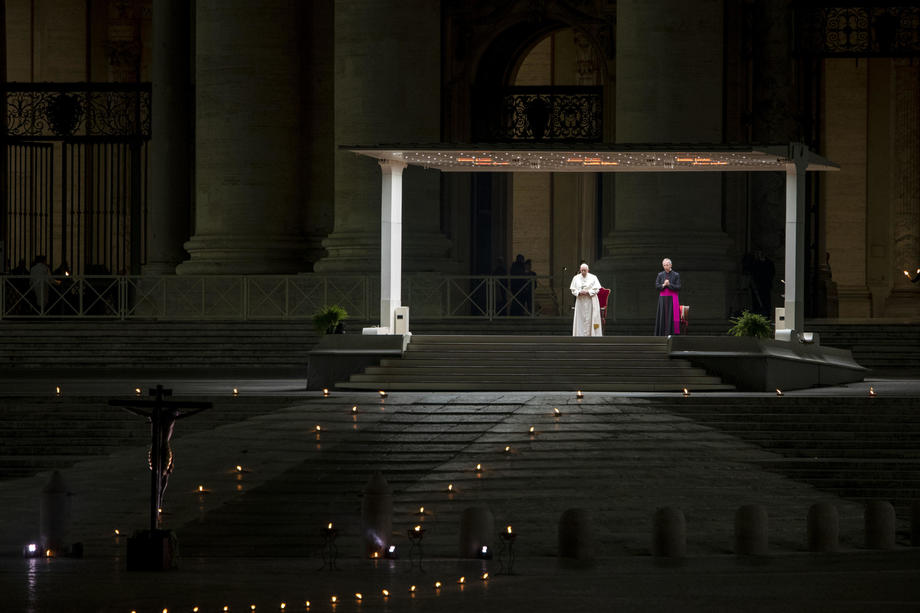 Papa Francisc a oficiat rugăciunea Calea Crucii, fără credincioși în Piața San Pietro. Înainte sunase în direct la TV