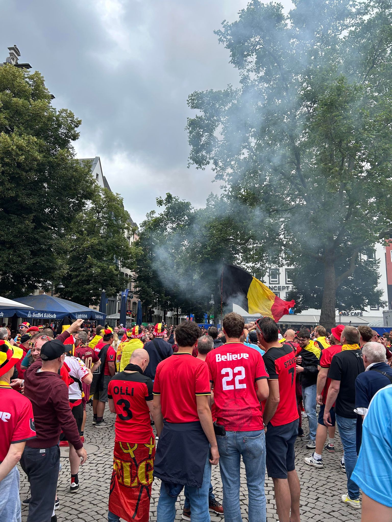 Fanii României fac spectacol la Köln, înaintea partidei cu Belgia de la EURO 2024. Au cântat „Treceți, batalioane române, Carpații” și imnul național. VIDEO
