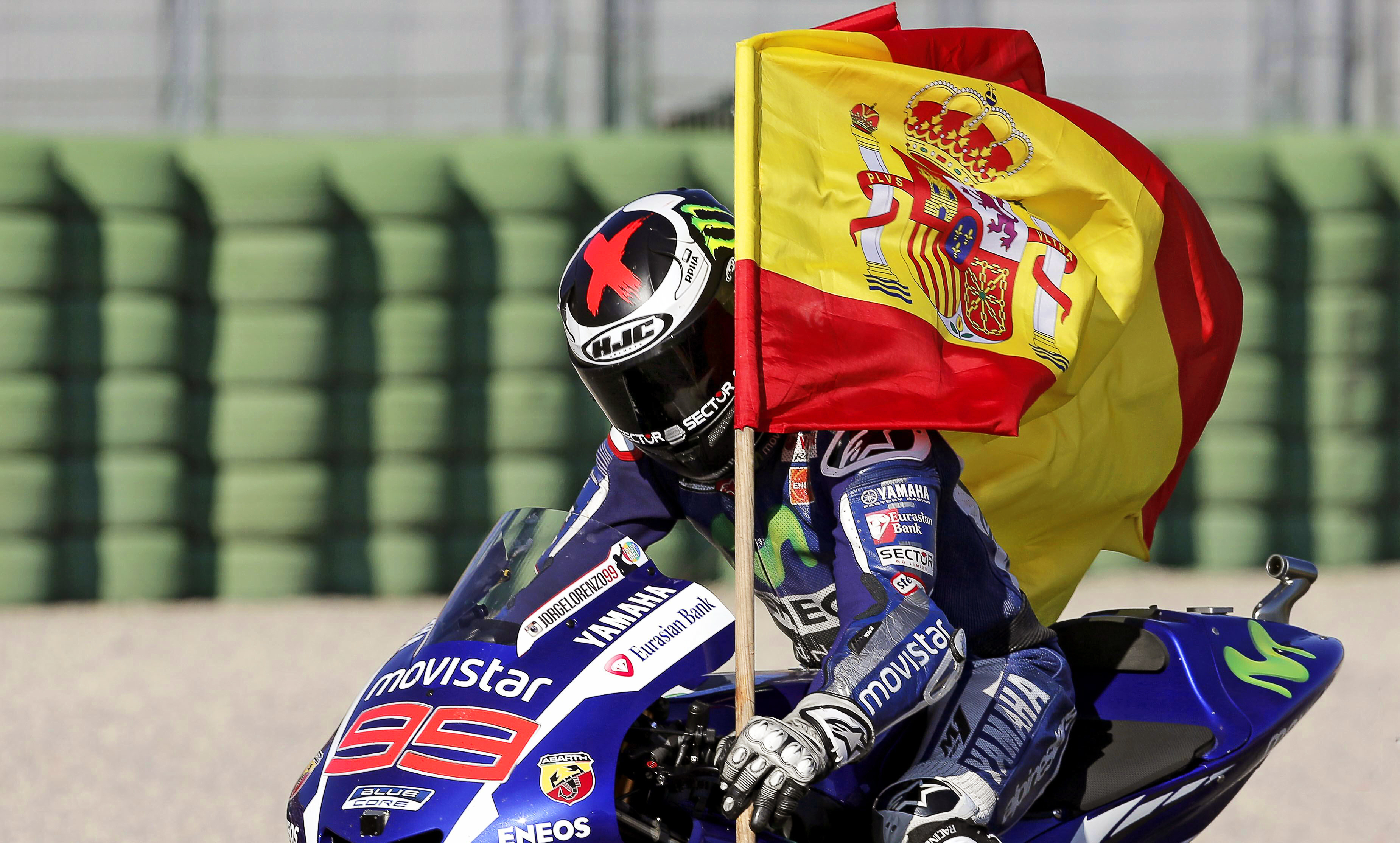 Spaniolul Jorge Lorenzo a învins în ultima etapă de la Valencia și și-a adjudecat titlul mondial la clasa regină. Plecat ultimul, al 26-lea, ”doctorul” Rossi a terminat pe 4, dar n-a fost suficient / FOTO&VIDEO