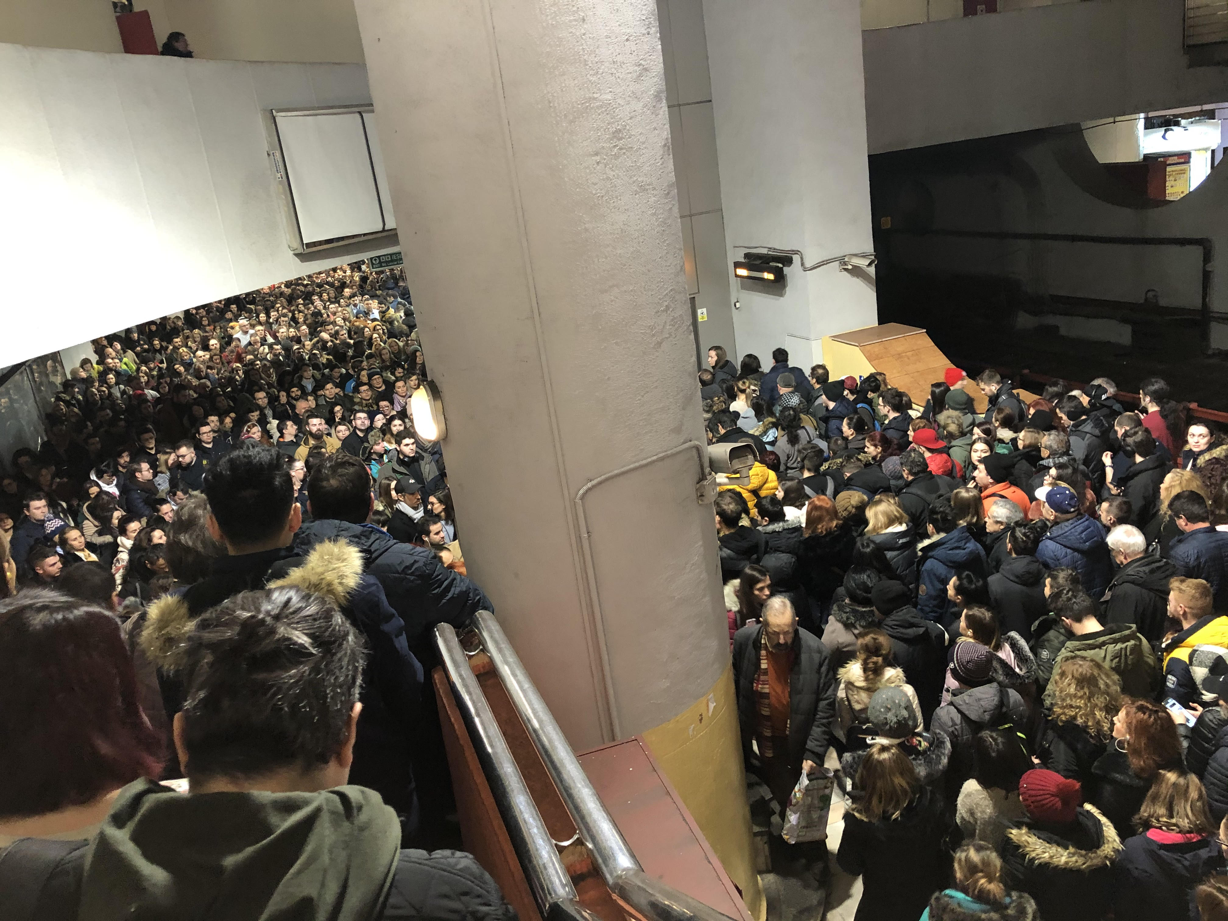 IMAGINI ȘOC | Înghesuială incredibilă la metrou, luni dimineață
