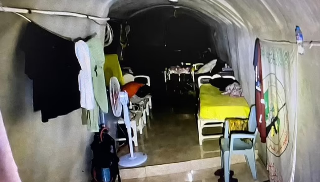Un televizor, o canapea improvizată și ventilatoare pentru reglarea umidității. Imagini din ascunzătoarea fostului lider Hamas, Yahya Sinwar