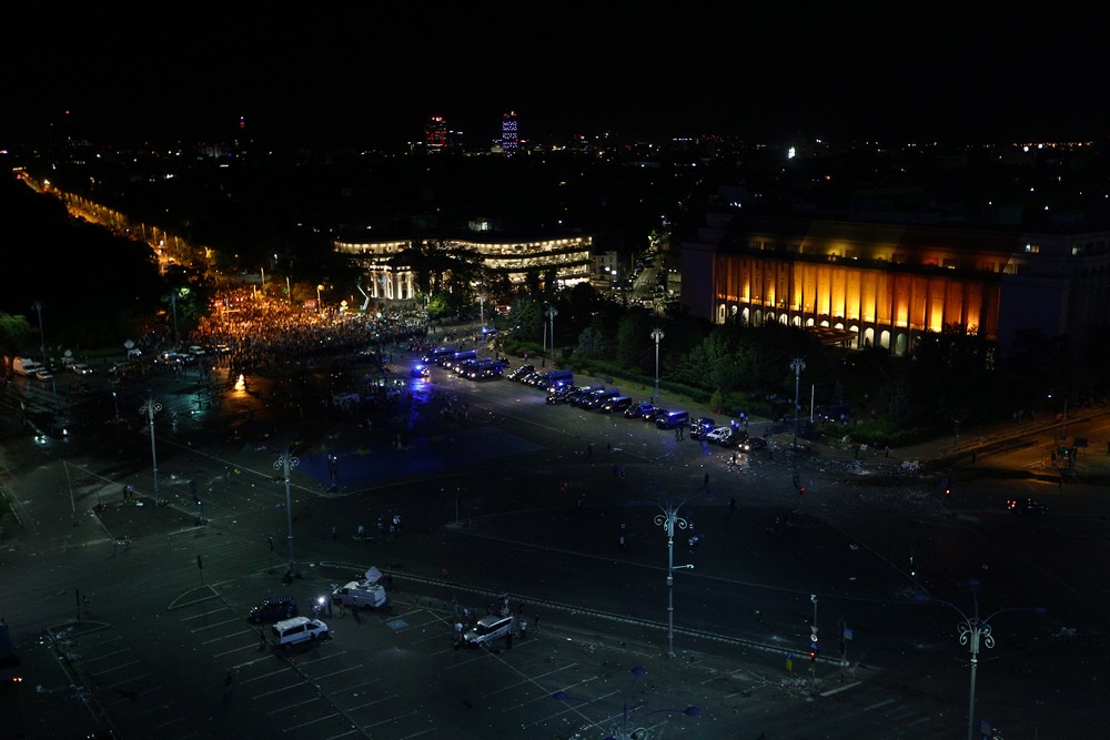 Doi jandarmi au fost luați la bătaie de protestatari. O femeie a cazut pradă furiei manifestanților