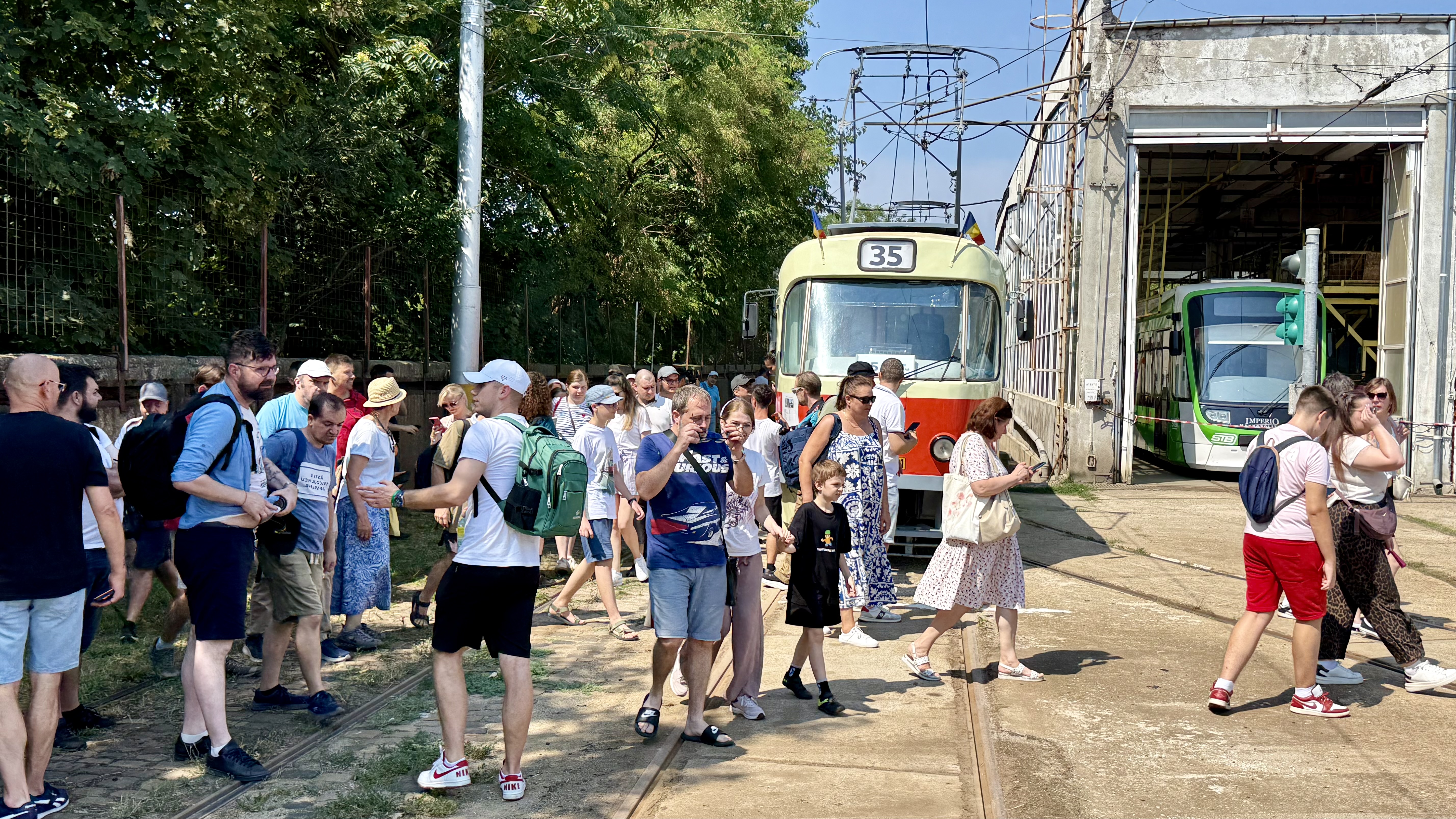 Ultima oprire pentru tramvaiele Tatra: Depoul Militari și-a deschis porțile pentru zeci de pasionați