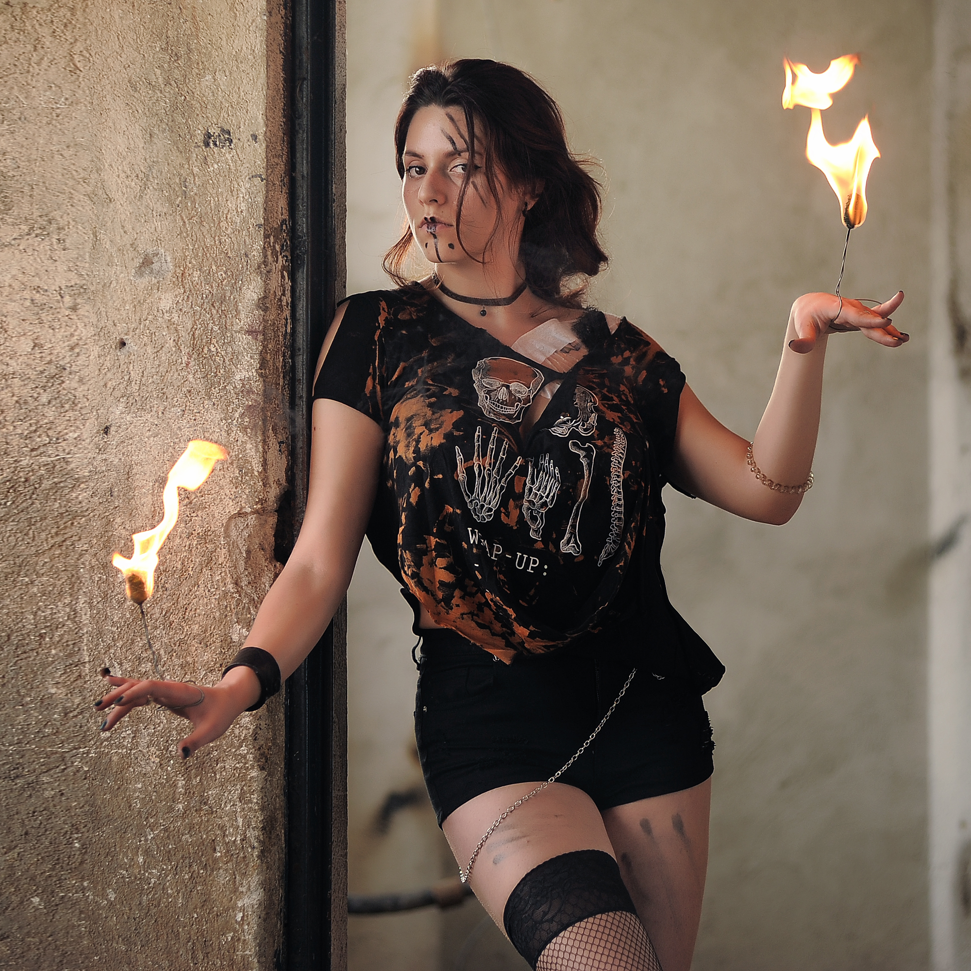 REPORTAJ: Jonglează cu focul. 12 brașoveni fac spectacol la festivalurile medievale și aduc în scenă sicrie sau butoaie de motorină din care taie cu flexul/ GALERIE FOTO