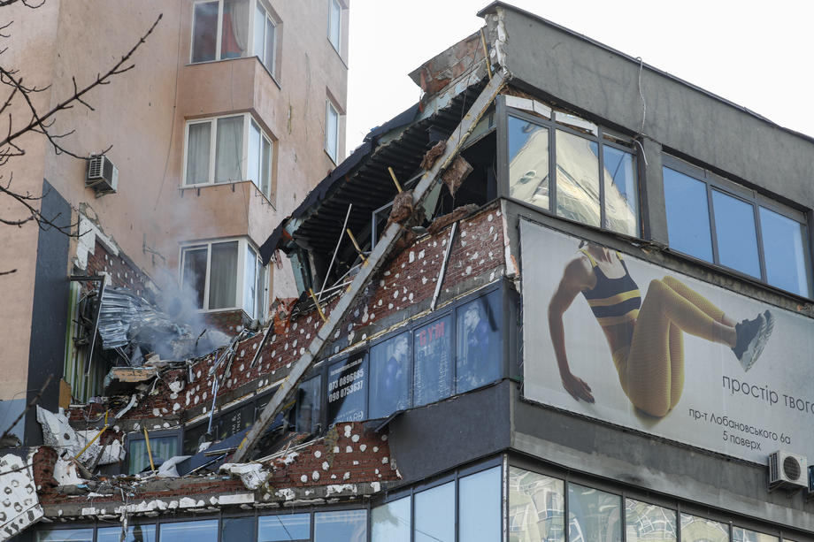 VIDEO | Bloc de locuințe din Kiev, lovit de o rachetă sâmbătă dimineață. Momentul șocant, surprins de camere