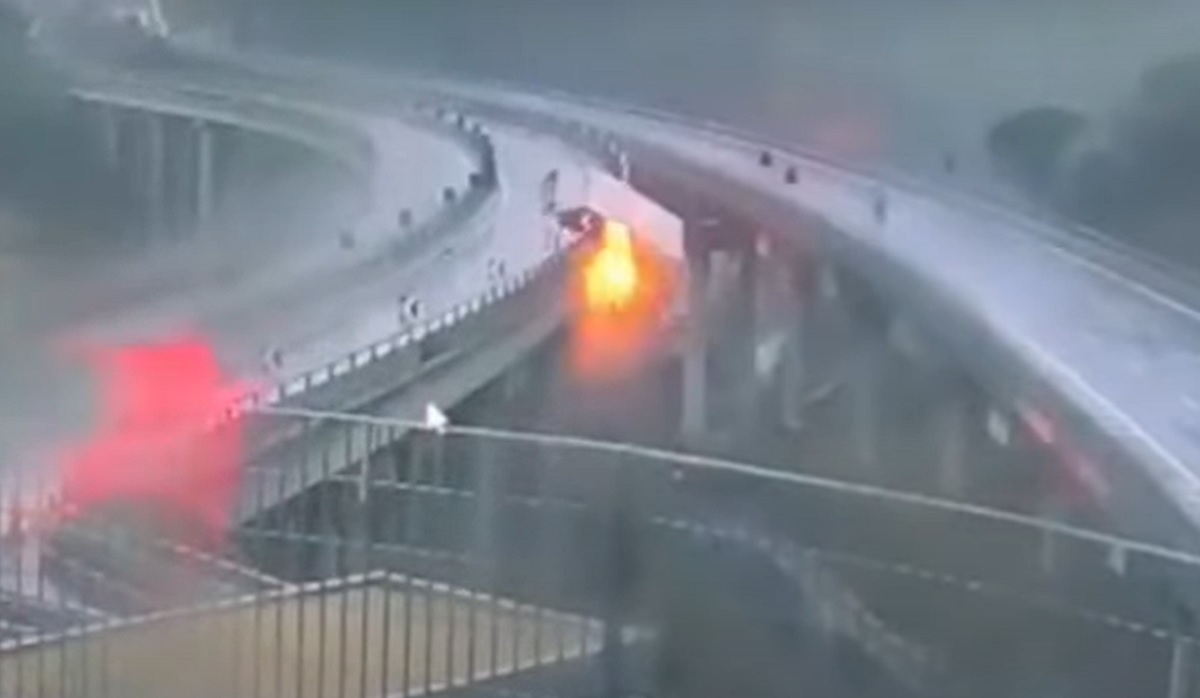 Momentul în care un camion explodează, când cade de pe un viaduct, a fost filmat. Șoferul a murit, pe o autostradă din Italia