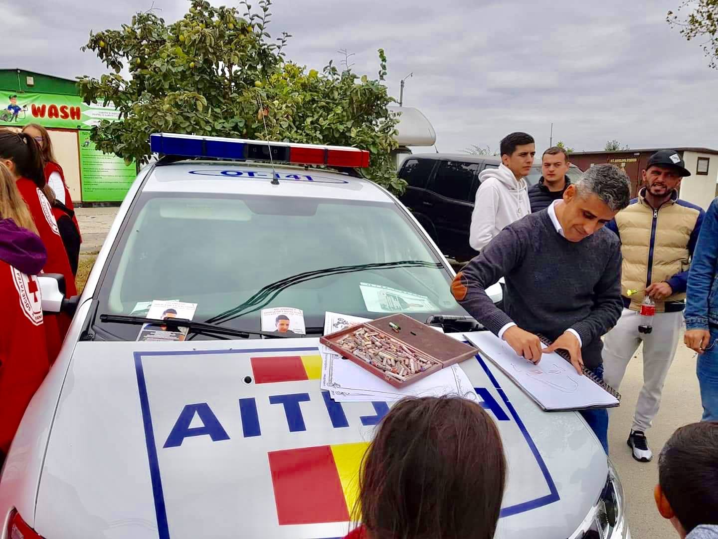 Un polițist și un caricaturist din Slatina, lecție de umanitate. Ce au făcut pentru un tânăr grav bolnav | FOTO