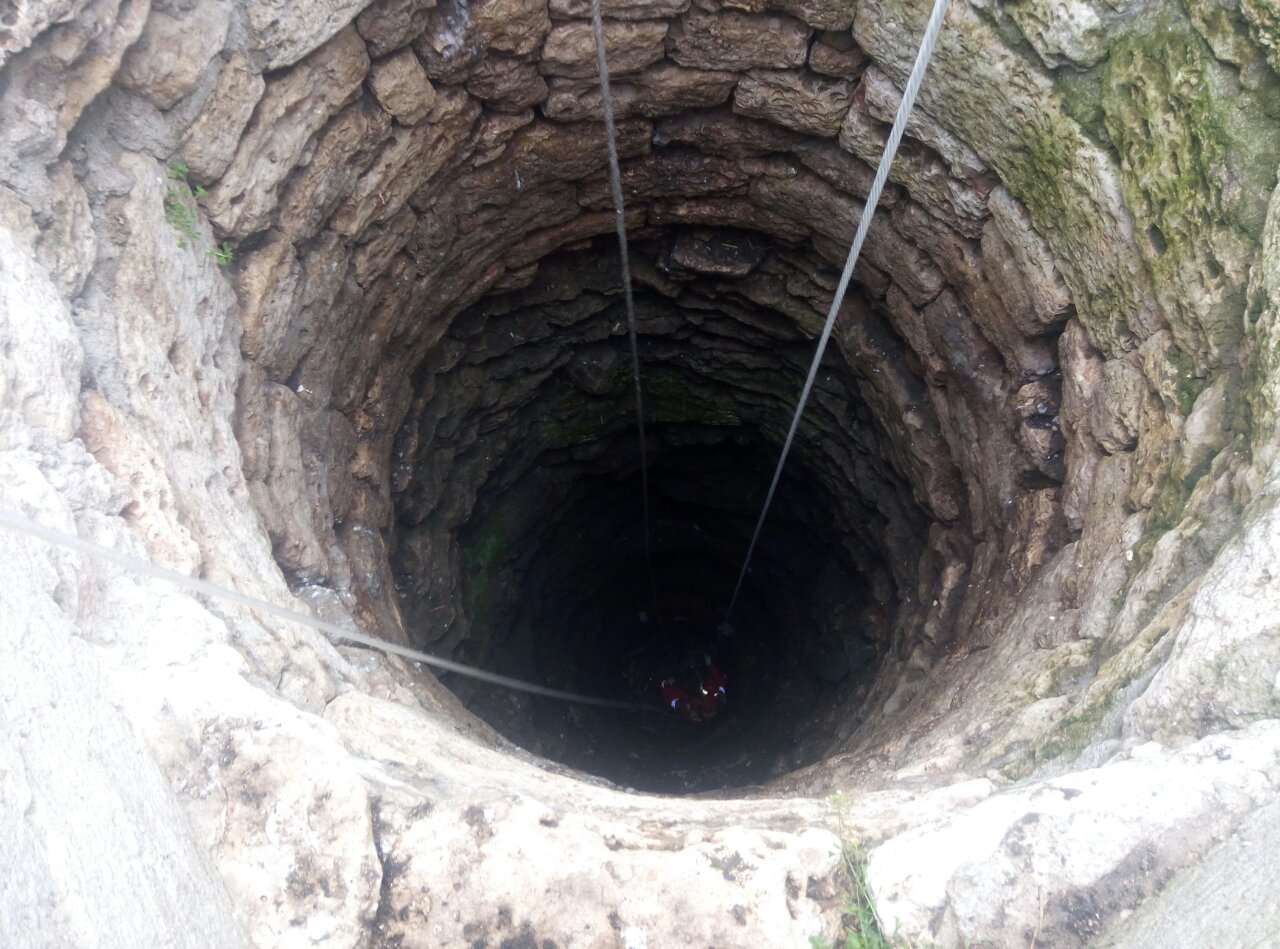 A scăpat ca prin minune după ce a căzut într-o fântănă de 20 de metri adâncime | GALERIE FOTO