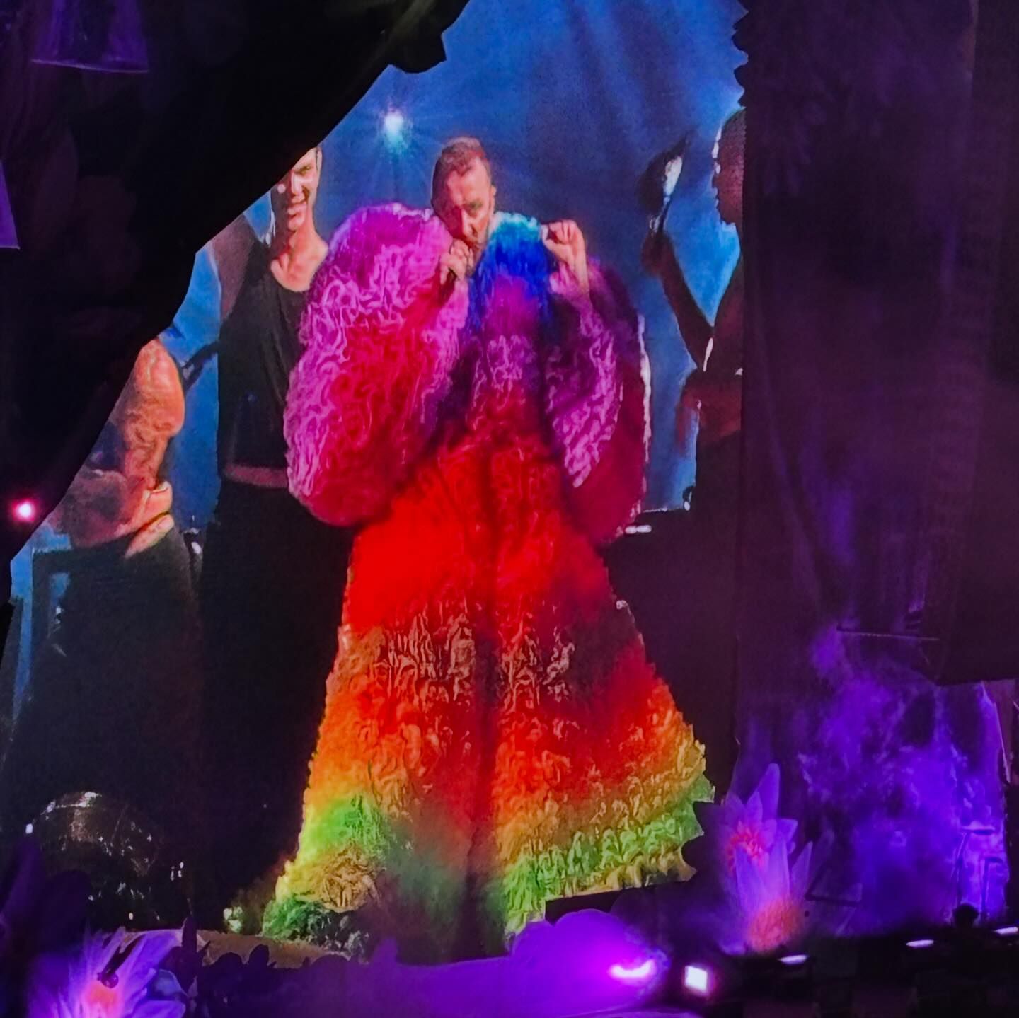 Sam Smith a schimbat mai multe rochii la UNTOLD 2024. „A fost visul meu, de când eram copil, să stau pe o scenă îmbrăcat astfel”