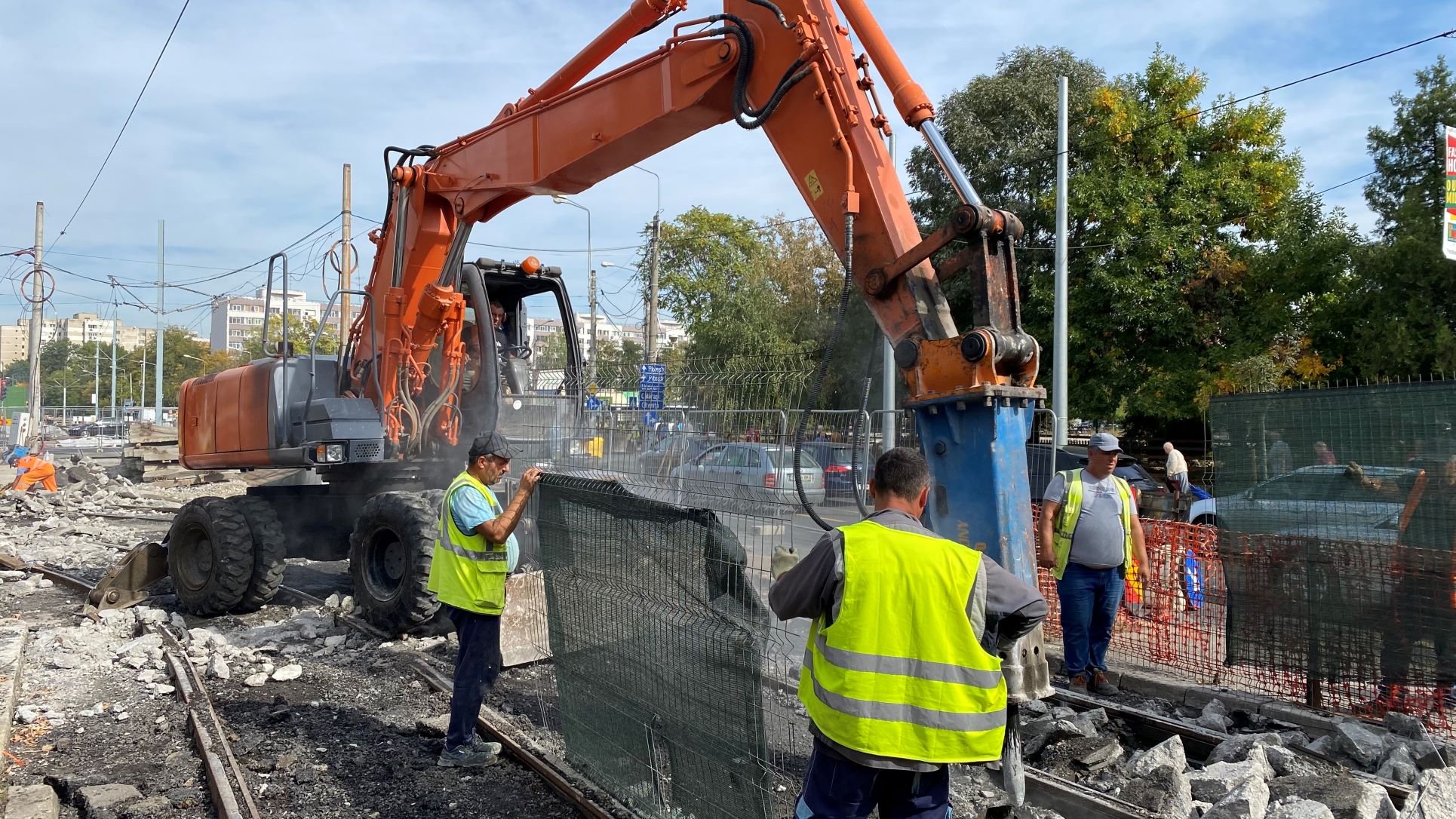 FOTO. În vizită pe șantierul de pe linia lui 41, de la Piața Drumul Taberei. „Băgăm material, muncim fără pauză numai să terminăm la timp”
