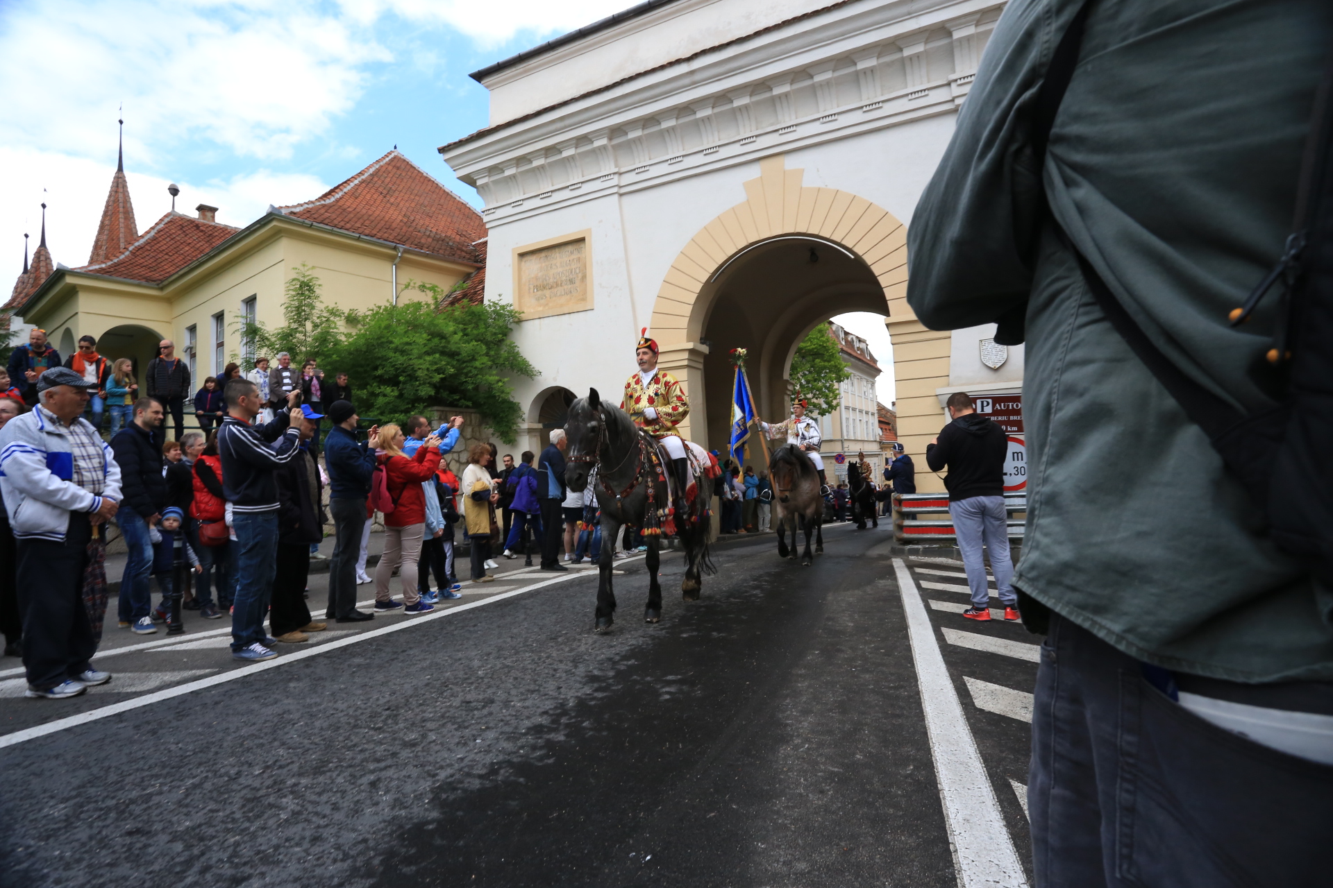 Mii de oameni au asistat la Parada Junilor la Brașov | GALERIE FOTO