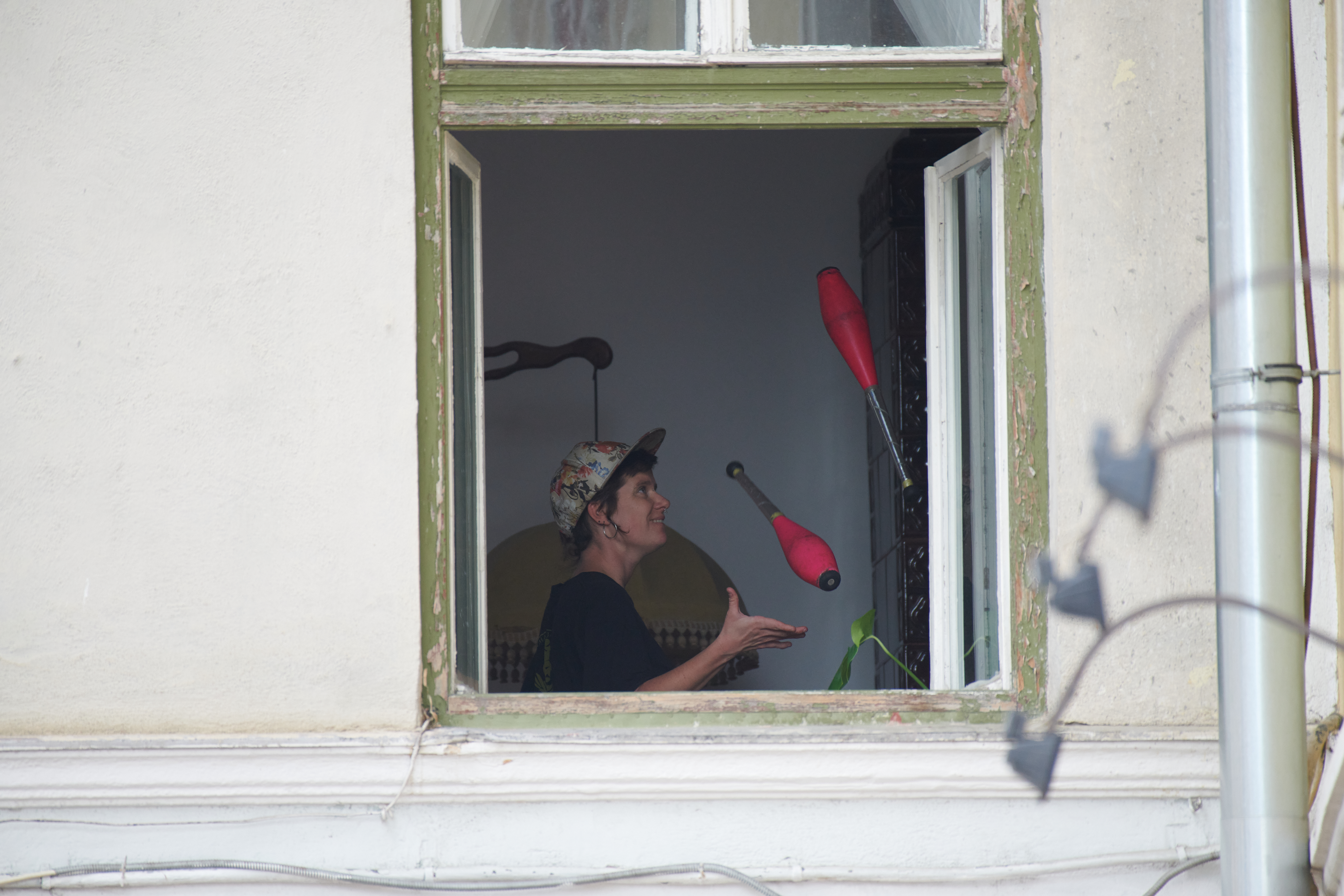 O artistă stradală din Argentina, spectacol din apartamentul din Sibiu, unde e blocată de mai bine de o lună