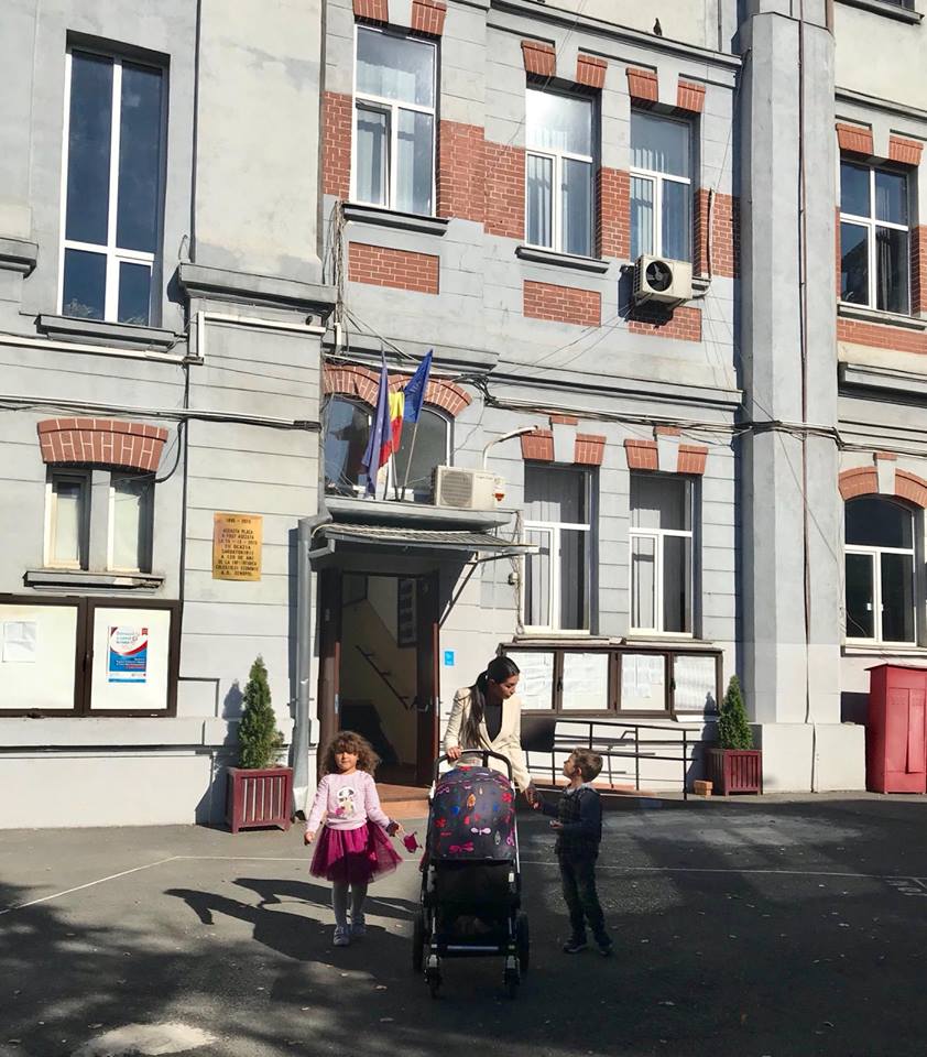FOTO. Elena Băsescu a votat la referendum: "Nu poate niciodată vreun decident politic, cu mustaţă sau fără, să ne spună că nu formăm o familie!