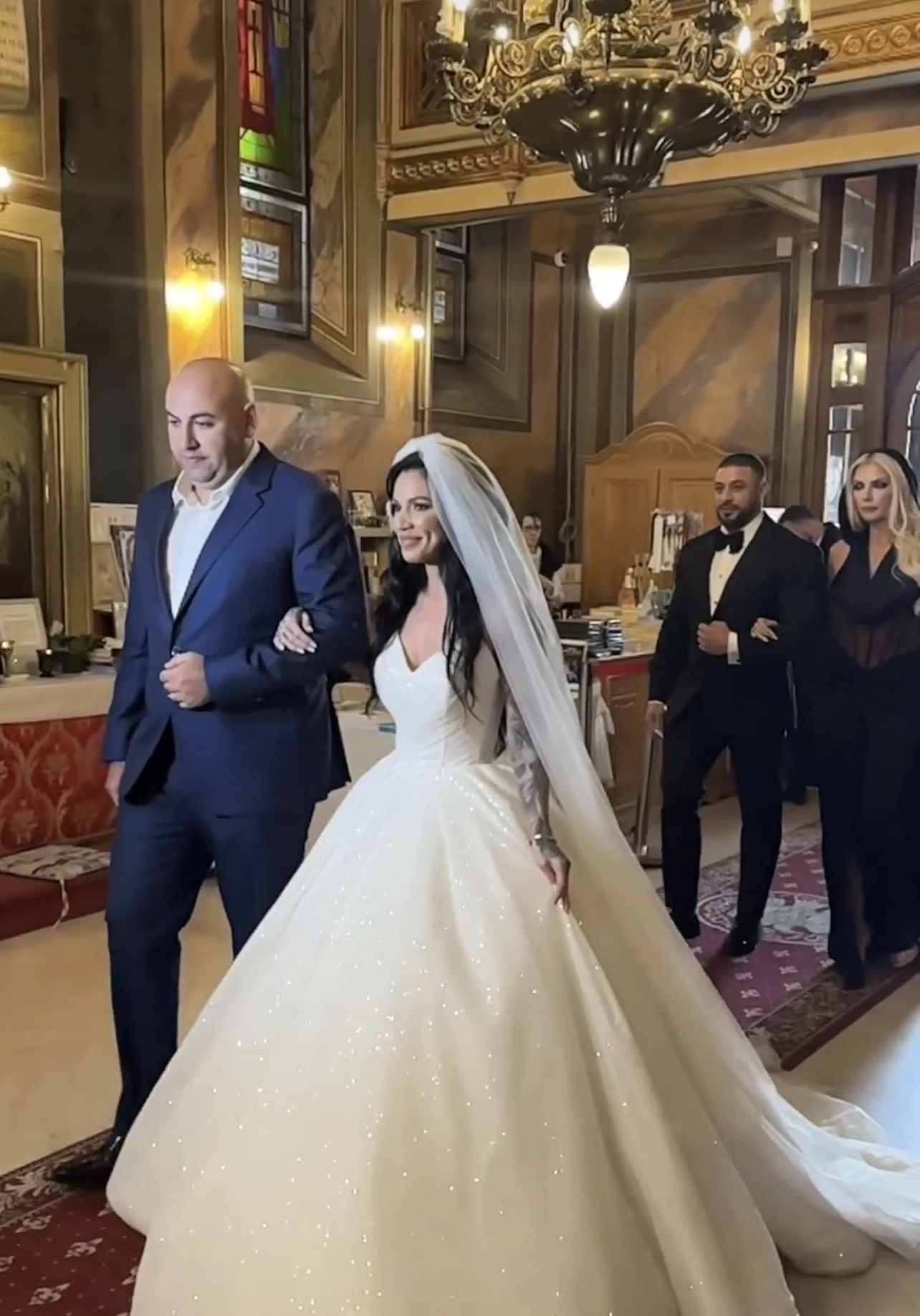 Roxana Vancea și Dragoș Paiu s-au căsătorit religios. Primele imagini cu vedeta în biserică, îmbrăcată în rochie de mireasă