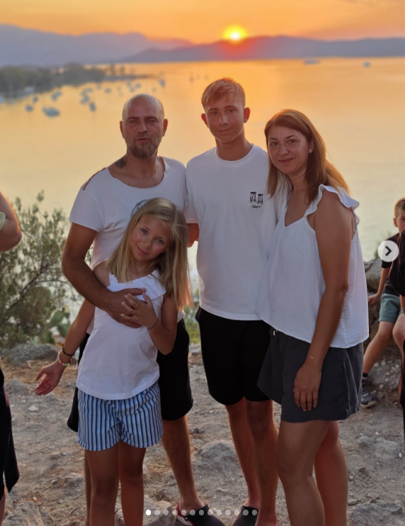 Imagini cu familia lui Cosmin Seleși. Cum arată soția prezentatorului de la Pro TV. „Mergem mai departe. Mai asumați. Mai recunoscători”