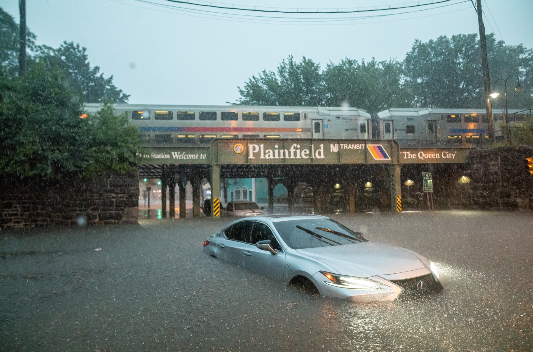 Inundații devastatoare la metrou și pe străzile din New York și New Jersey: a fost declarată stare de urgență în timp ce furtunile mătură nord-estul SUA