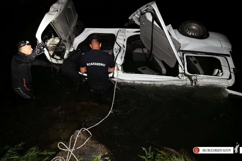 Trei oameni, între care un copil, morți într-un microbuz căzut în Dâmbovița