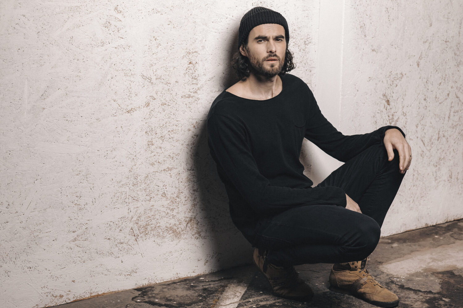 Un artist român a stat izolat 9 luni într-o cabană cu șoareci, fără conexiune cu lumea exterioară: „Învățam să trăiesc într-un ritm complet diferit”
