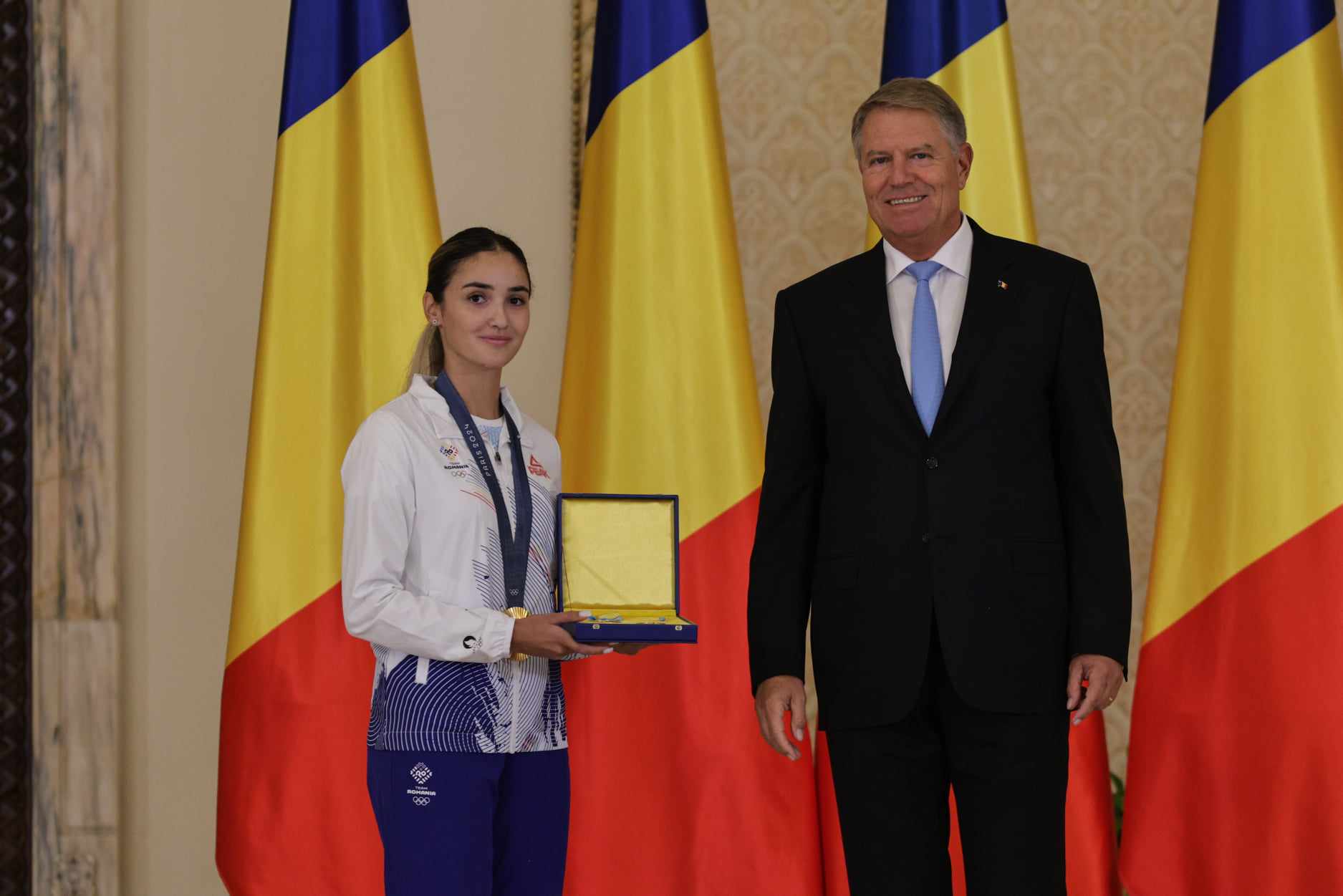 Gafă a președintelui Iohannis la decorarea medaliaţilor de la JO Paris. A spus „comemorarea”, în loc de „ceremonia” | VIDEO