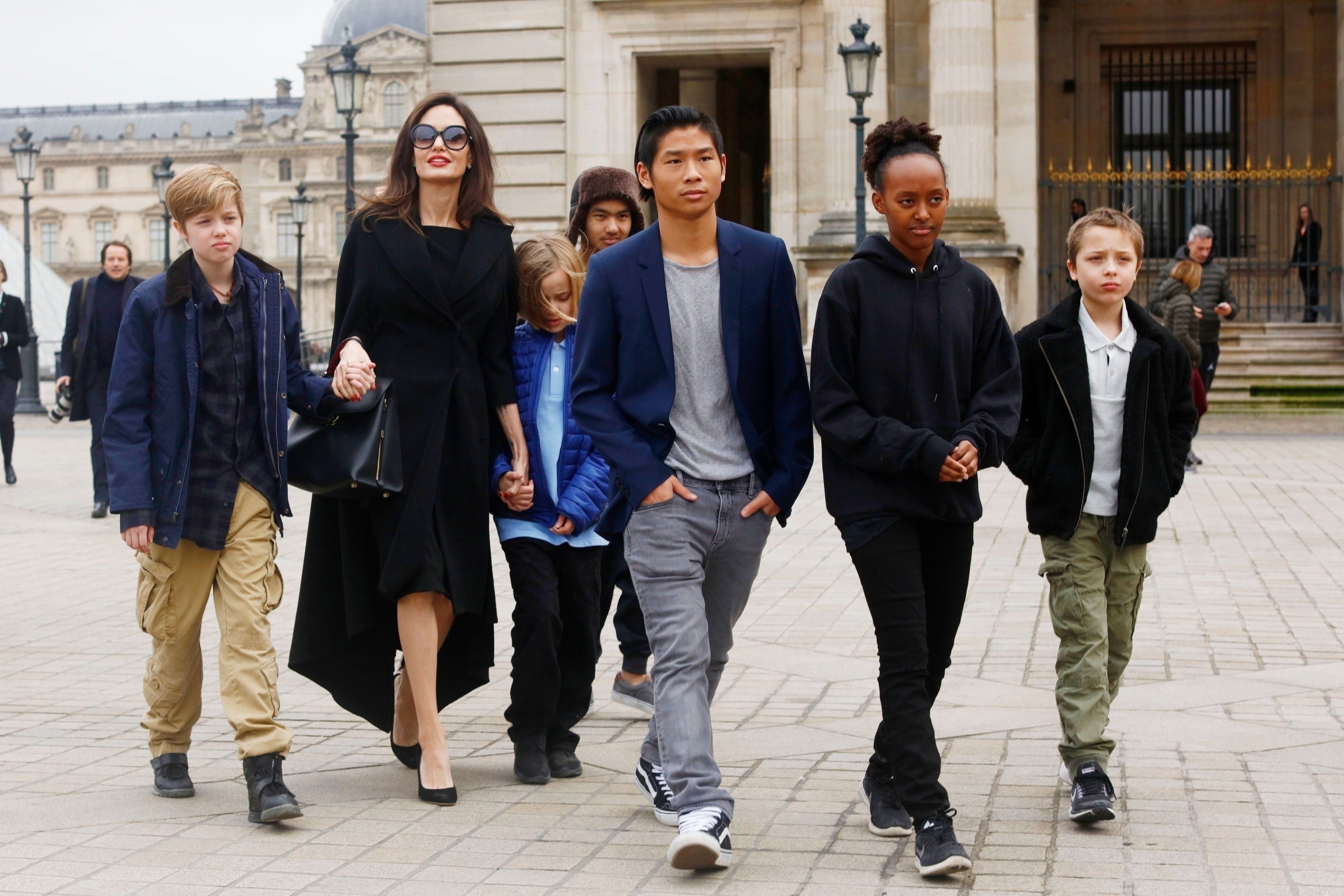 Au ales să-și crească doar ele copiii. Cine sunt mamele singure din România și ce relații au cu foștii parteneri
