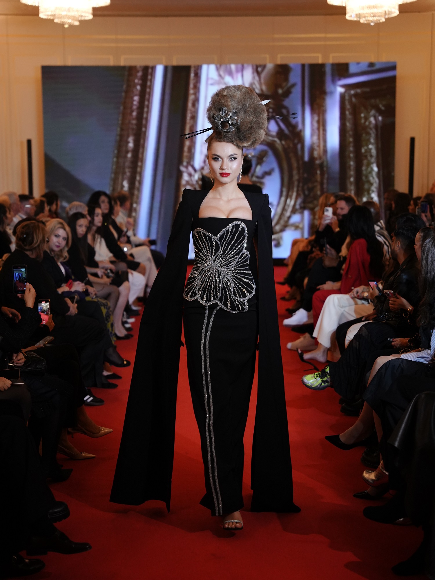 Cătălin Botezatu, aplaudat la Paris Fashion Week 2024. Și-a prezentat noua colecție haute-couture la Hotelul Ritz