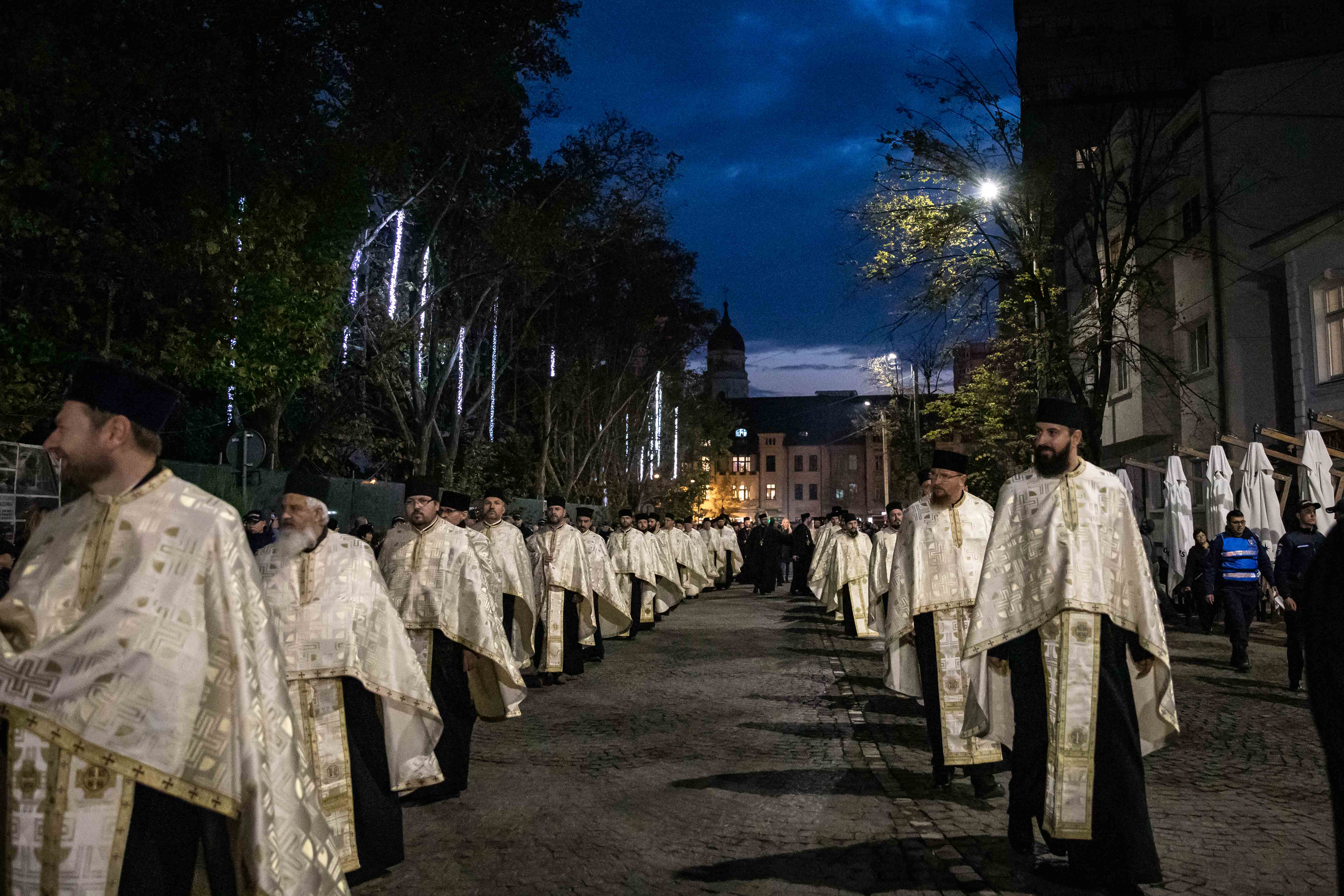 După doi ani cu restricții, moaștele Sfintei Parascheva au fost plimbate din nou prin Iași. „Ne întâlnim cu prieteni pe care nu i-am mai văzut dinainte de pandemie”