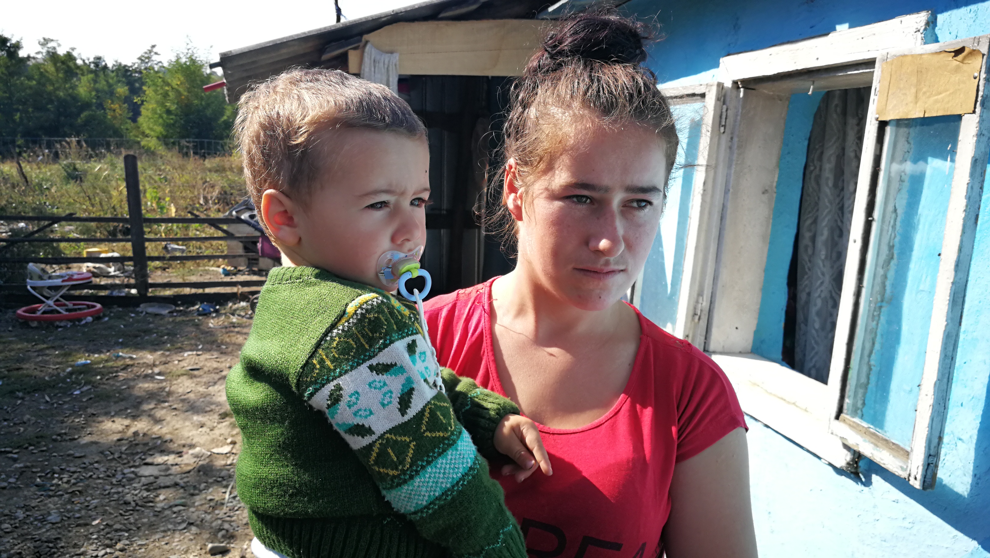 ROMÂNI AI NIMĂNUI. Copila-mamă și statul, tată vitreg. Ana-Maria își crește copilul cu 200 de lei, asistența socială a uitat de ei - VIDEO