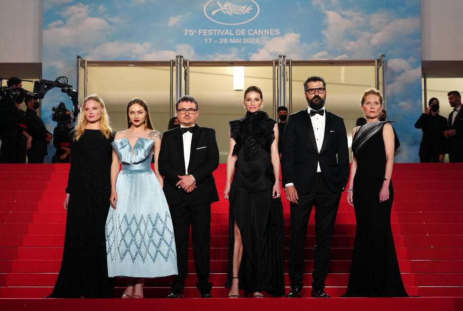 Șoc românesc la Cannes. Interviu cu Cristian Mungiu înainte de premiera ”R.M.N.”, unul dintre marile sale filme: ”Cum se duce naibii lumea asta”