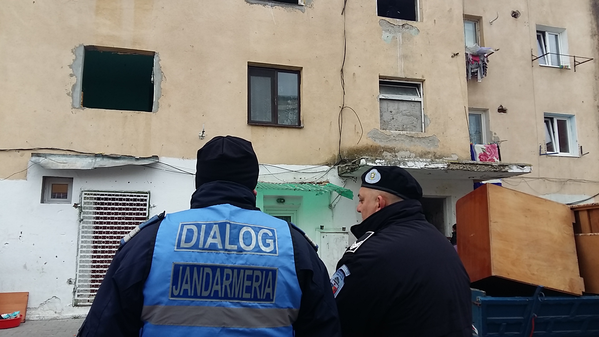 VIDEO REPORTAJ/ Evacuare cu scandal din blocul "Turturica", la Alba Iulia: „Suntem aruncaţi în stradă ca nişte şobolani”| GALERIE FOTO