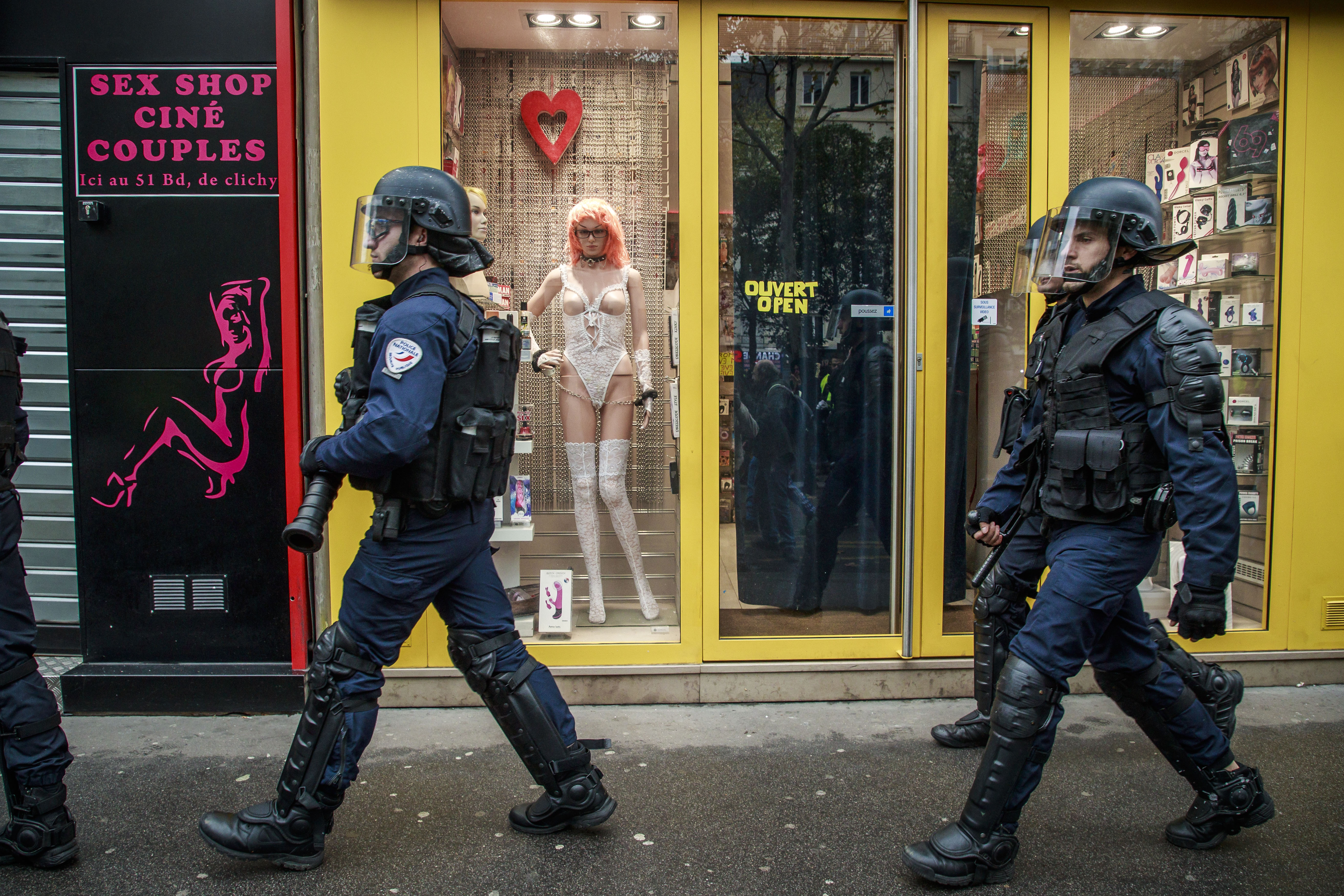 UPDATE | Noi violențe la Paris, la aniversarea unui an de la protestele „Vestelor Galbene”. Polițiștii au folosit gaze lacrimogene și au reținut peste 100 de persoane