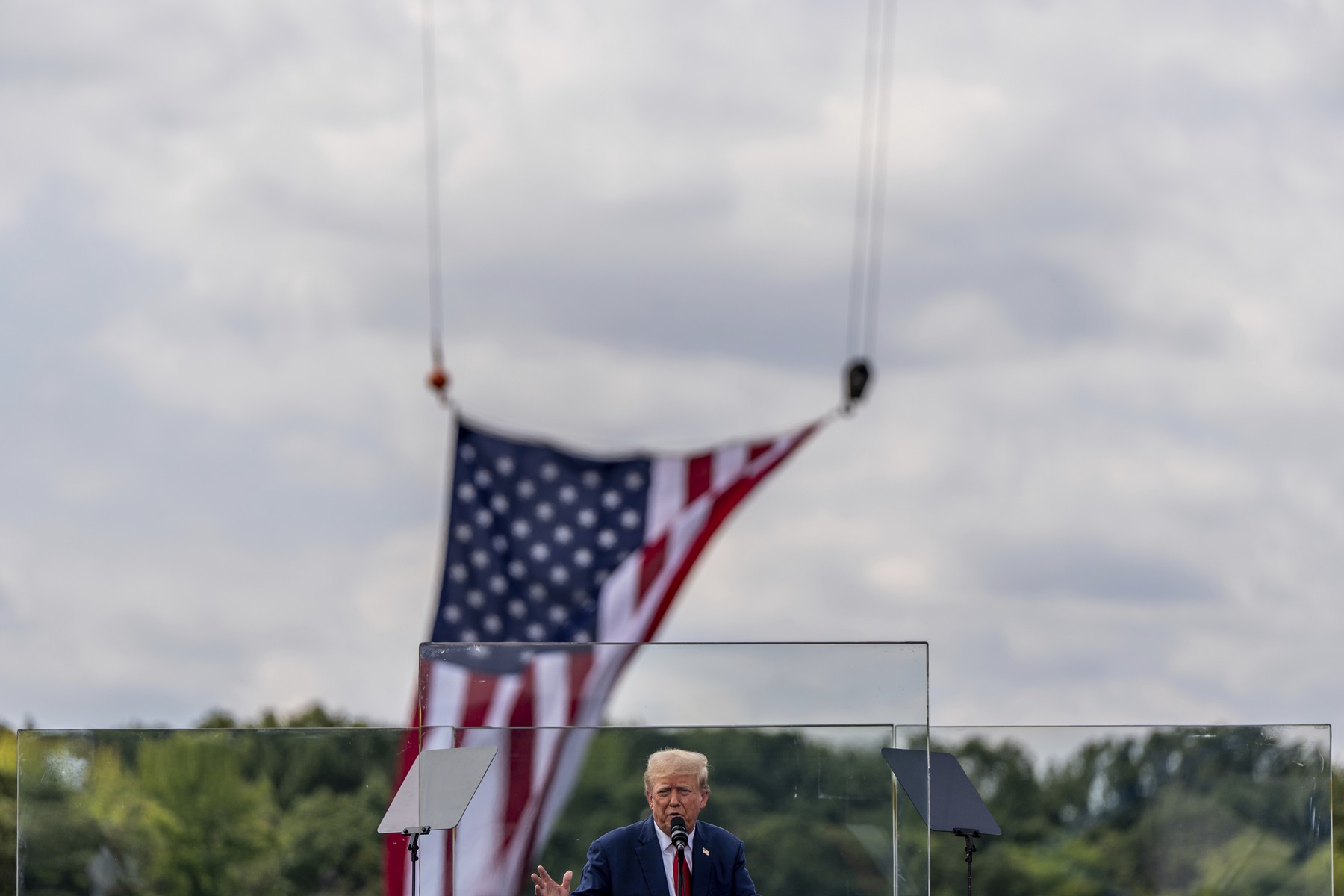 Donald Trump a ținut primul miting în aer liber după tentativa de asasinat. A vorbit înconjurat de panouri de sticlă antiglonț