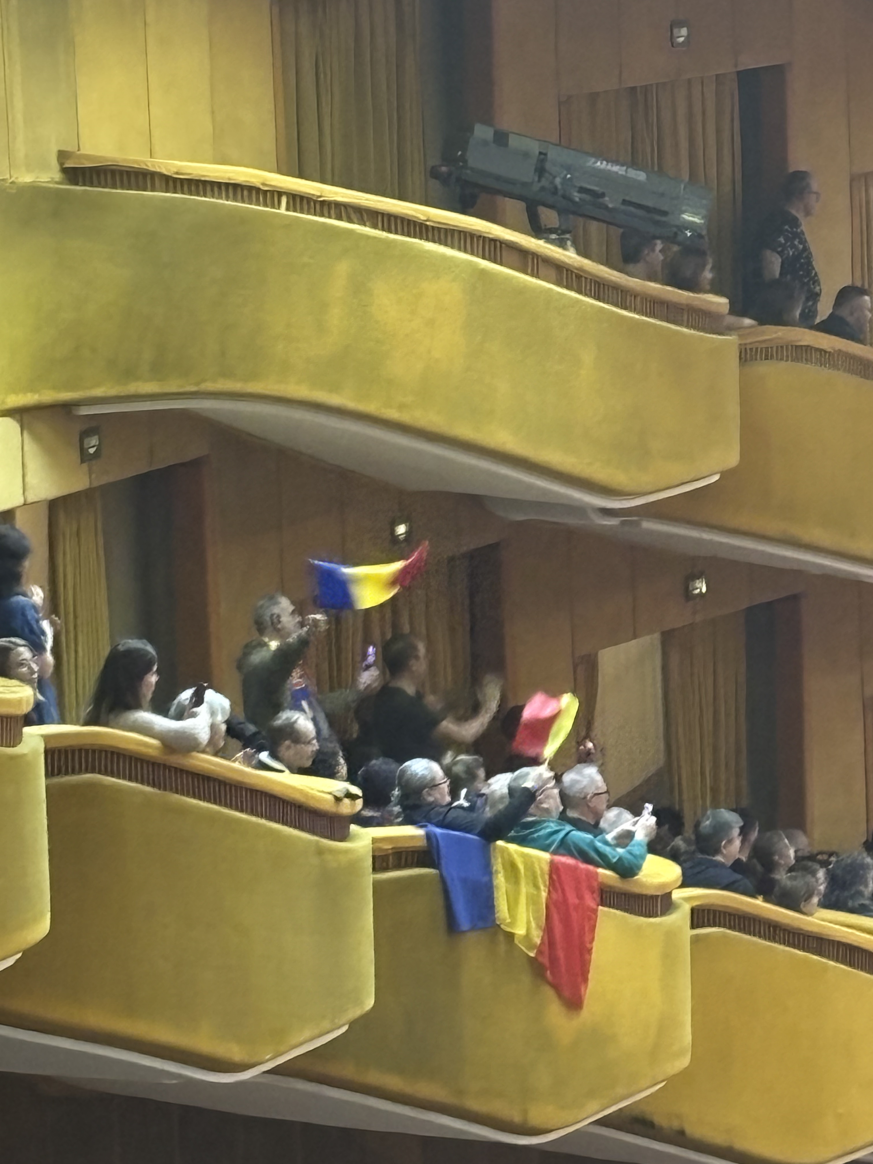 Cenaclul Flacăra: delir, dans, aplauze. Patrioți și suverani: „Ne vânează Liiceanu, Nicușor și Bolojan!” REPORTAJ