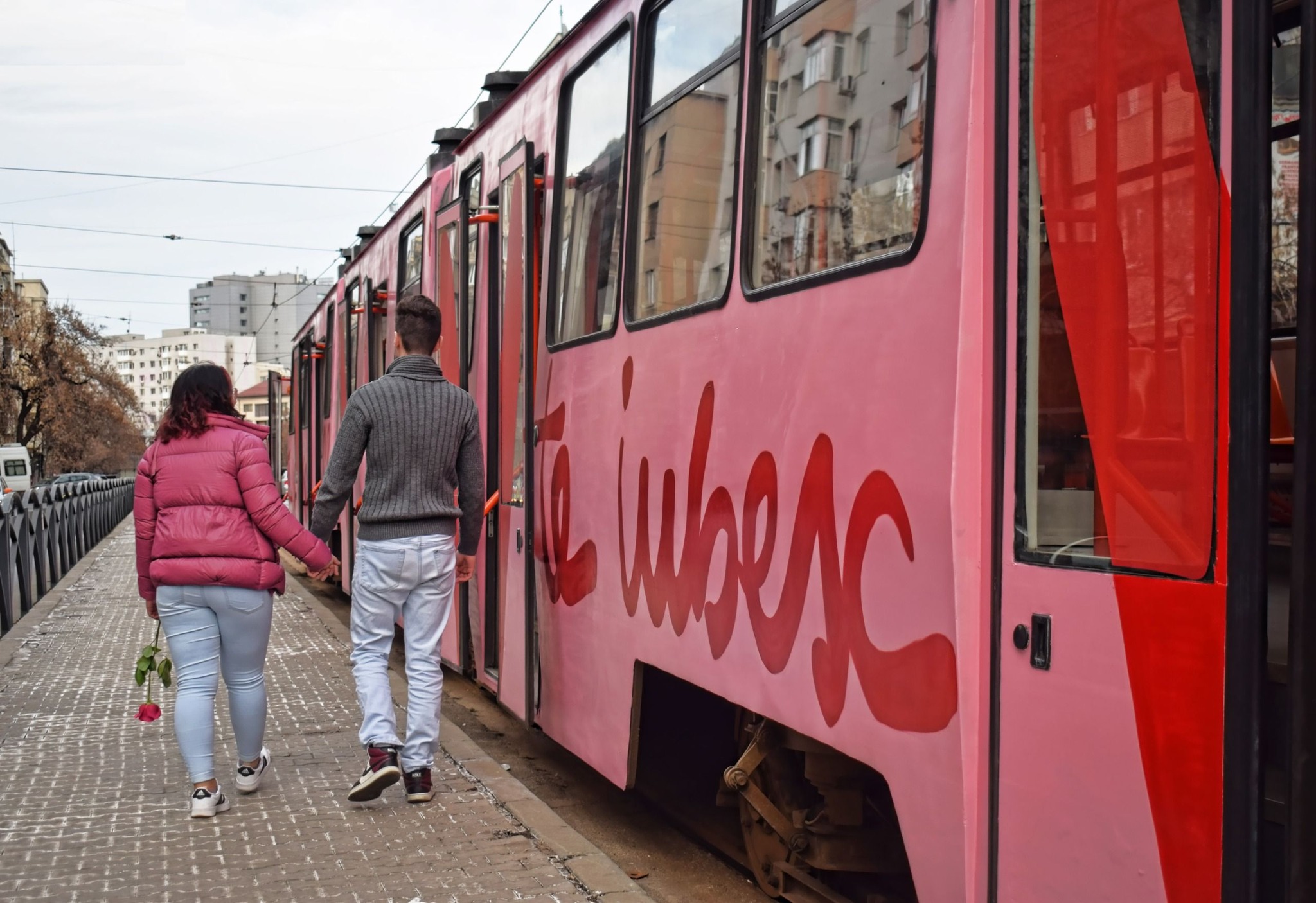 Tramvaiul iubirii circulă în București de Ziua Îndrăgostiților: „Călătorește spre cei care îți fac inima să bată mai tare”