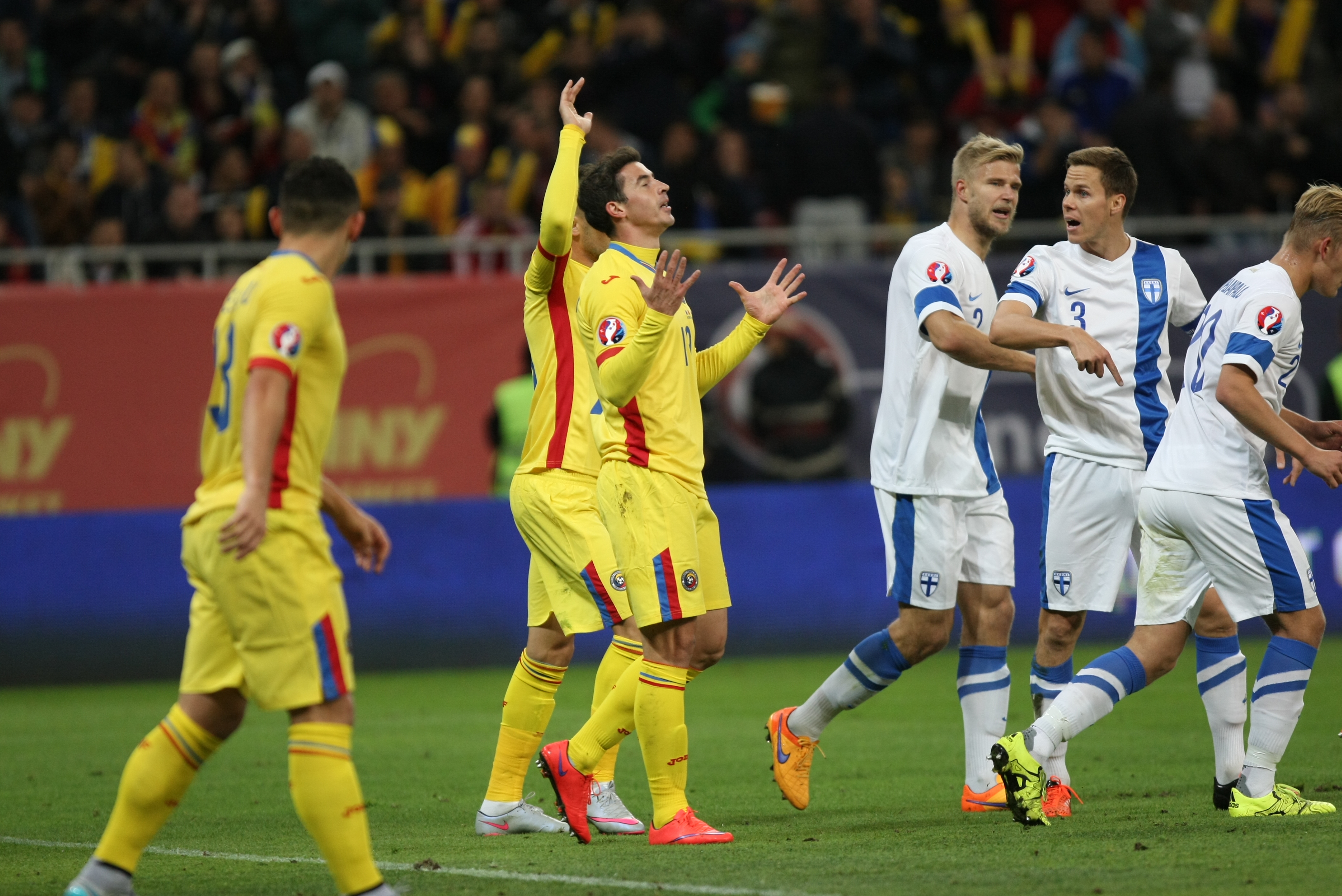 PRELIMINARIILE EURO 2016 / România - Finlanda 1-1! Dramă tricoloră pe ”Arena Națională”! Pohjanpalo ne-a dat lovitura, Hoban a egalat în prelungiri! Oaspeții n-au primit un penalty! Am fost calificați 52 de minute la turneul final din Franța! Dacă batem în Feroe, suntem la EURO! Tricolorii au asaltat poarta lui Hradecky, dar n-a intrat! Meciul a semănat cu jocul din 1985, cu Irlanda de Nord! / LIVEBLOG&FOTO
