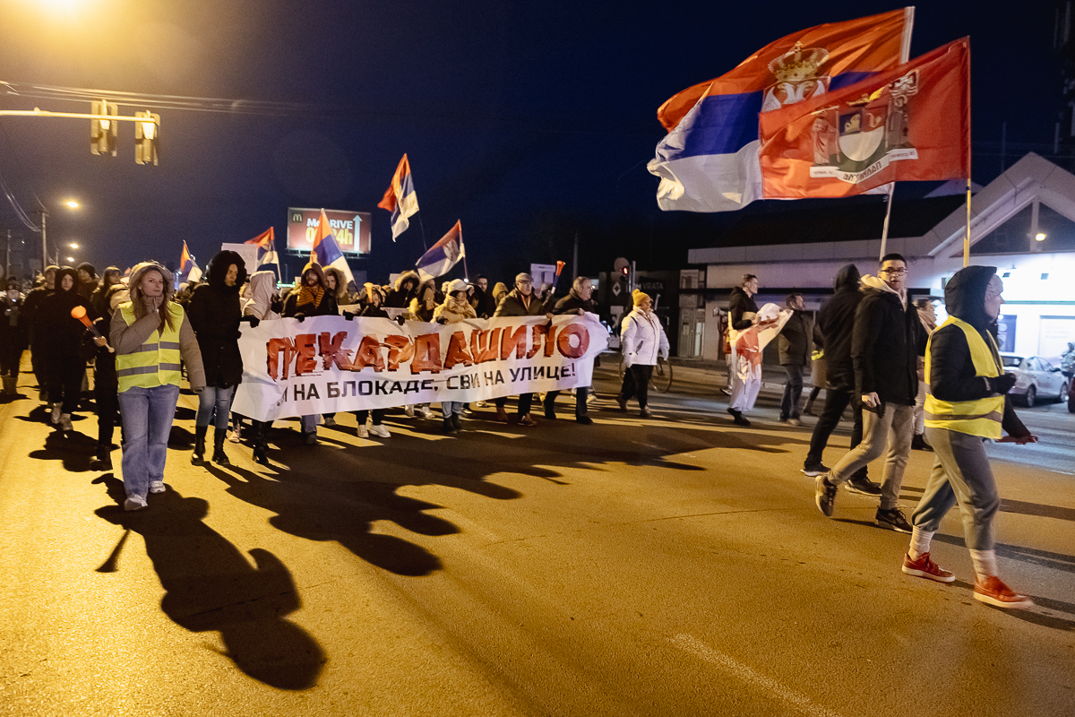 Blocadă pe un mare pod peste Dunăre din Belgrad. De aproape 4 luni, sârbii strigă „Corupția ucide!” | Video/Fotogalerie
