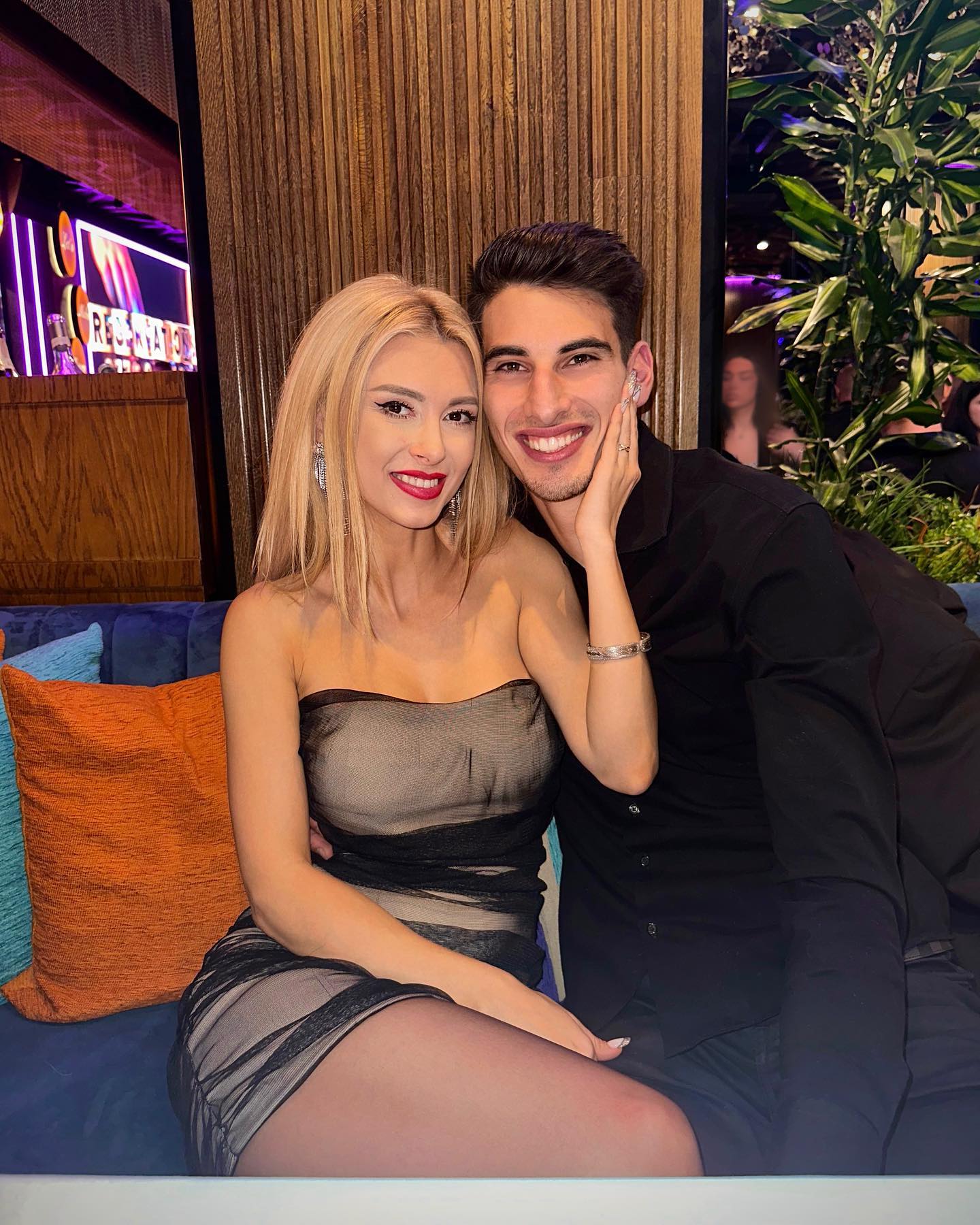 Andreea Bălan și-a pus hainele la vânzare: „Este sustenabil și rapid”. Cât costă o geacă din garderoba artistei