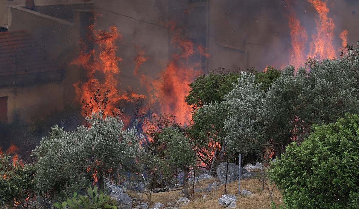Sute de turiști au fost evacuați pe mare din cauza unui incendiu izbucnit într-o stațiune din Italia