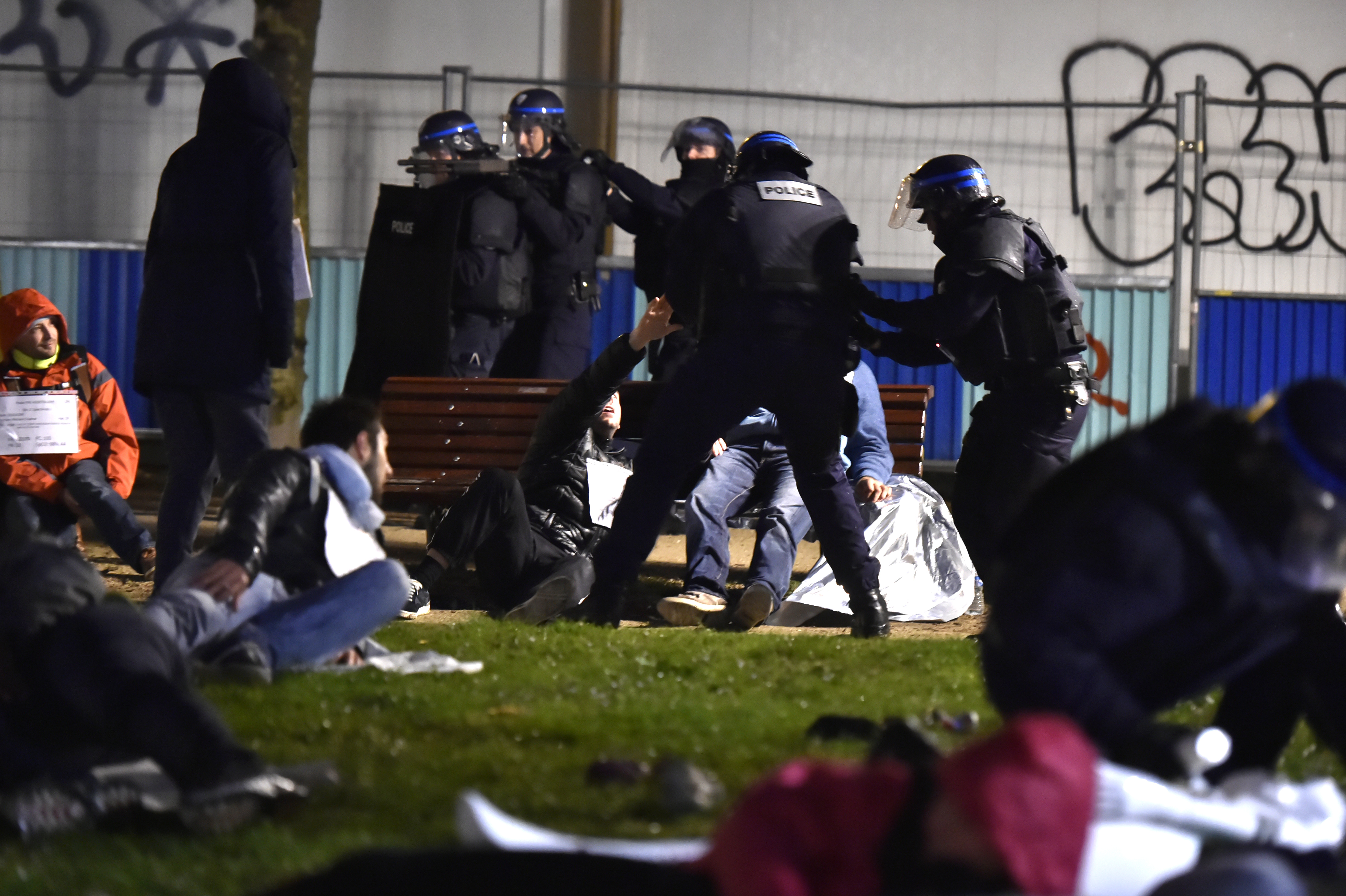 Gazdele Euro 2016 au simulat un atentat terorist în fanzone-ul de la Bordeaux / GALERIE FOTO