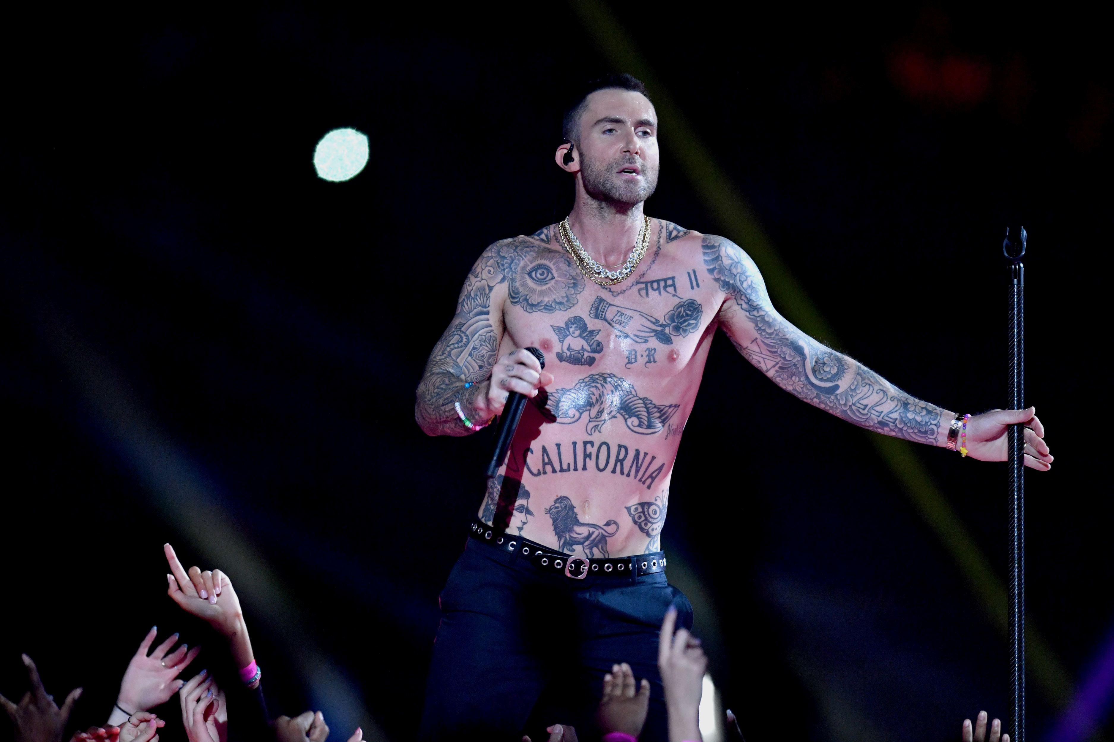 FOTO | Adam Levine, show la bustul gol în pauza Super Bowl 2019. Reacția fanilor a fost neașteptată