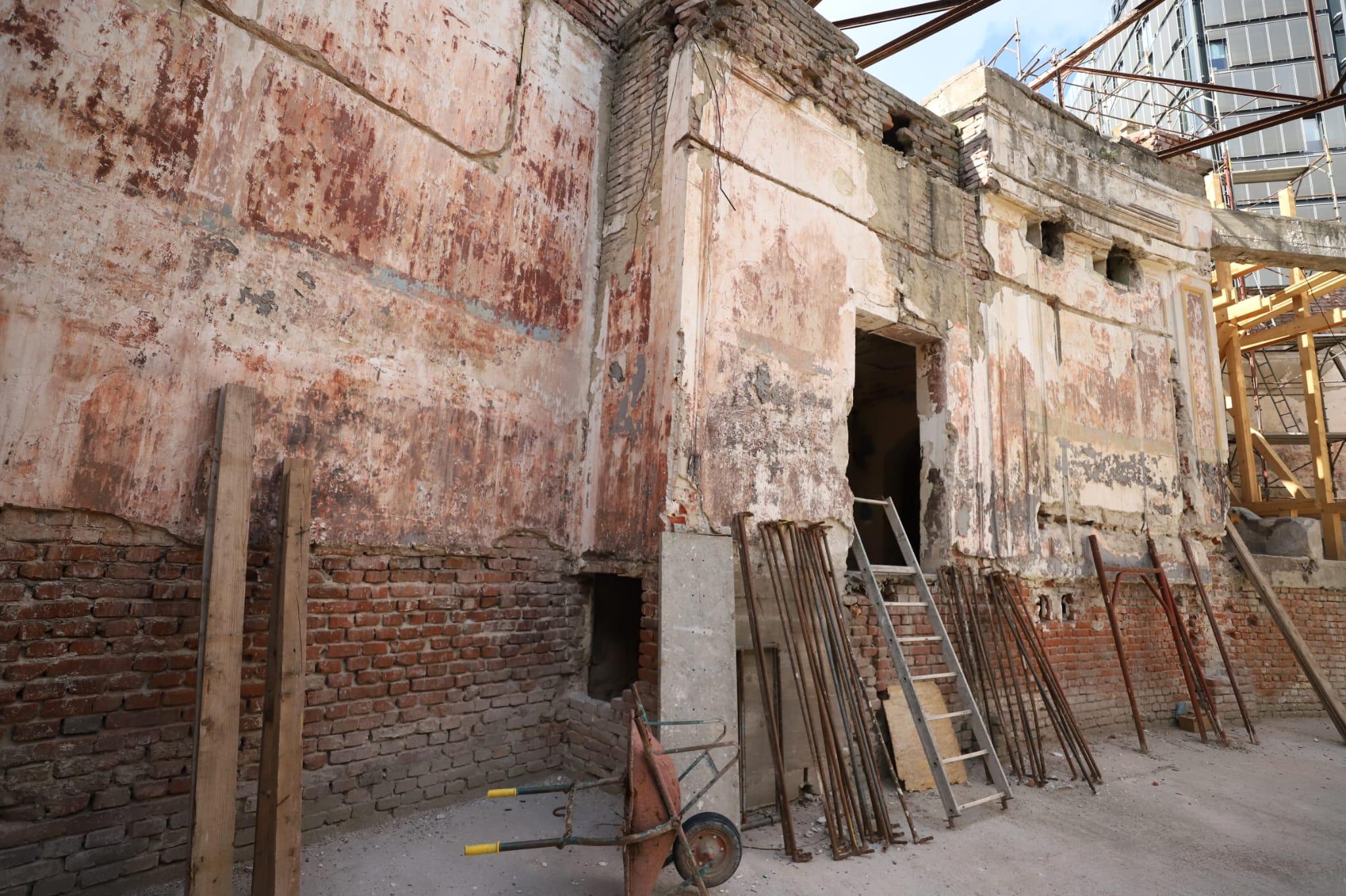 Am intrat pe șantier! Renaște cinematograful Marconi, monumentul istoric abandonat la Gara de Nord. Inaugurare specială cu șuncă, șpriț și țuică