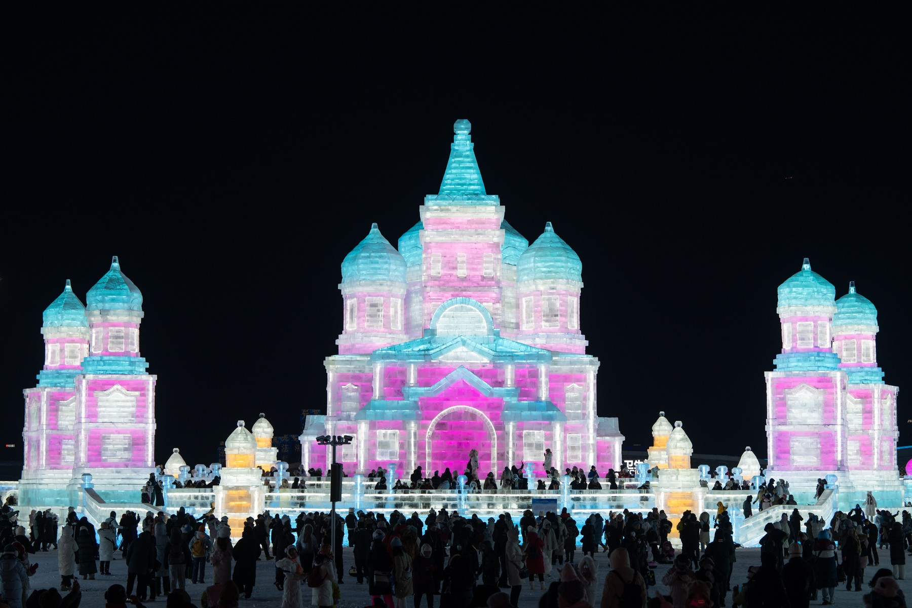 „Orașul de gheață” din China. Imagini uimitoare cu sculpturile de la Festivalul Gheții și Zăpezii din Harbin
