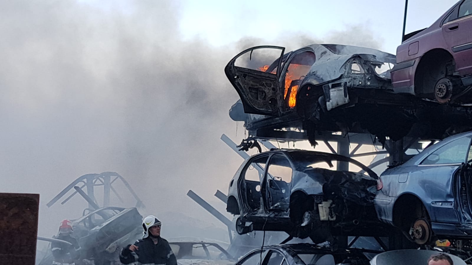UPDATE/ Incendiu puternic într-un parc auto din Agigea. Focul ar fi pornit de la o rulotă/ VIDEO&FOTO