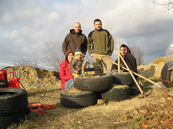 Un orădean și-a ridicat o casă Earthship, cu pereți din 600 de cauciucuri vechi GALERIE FOTO