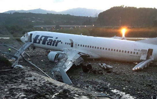 Un avion cu 170 de persoane la bord a luat foc pe aeroportul din Soci, după o aterizare ratată. Un mort și 18 răniți (VIDEO)