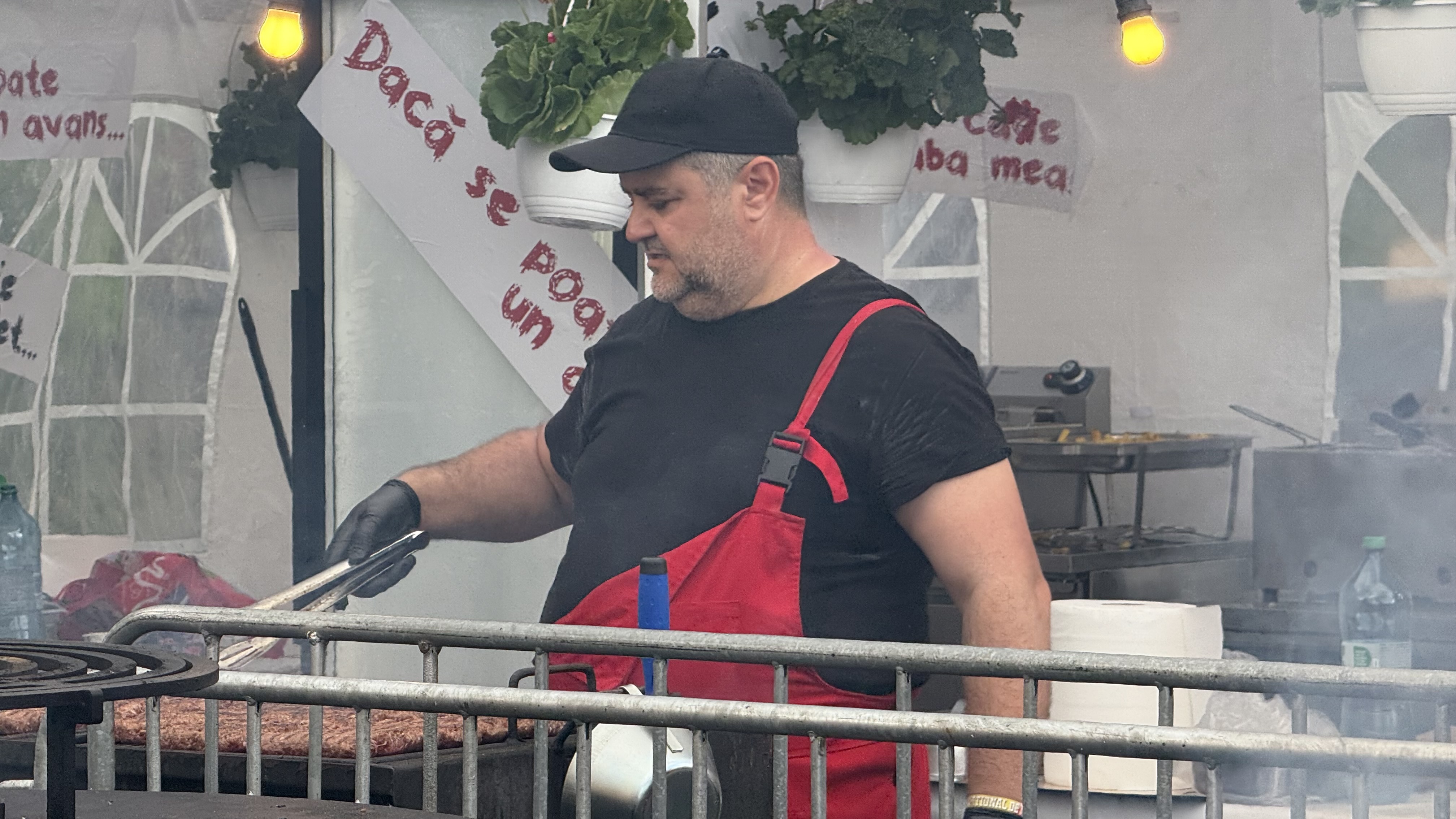 Secretul unui mic perfect: „Micii sunt artă, frate. Dacă-i grăbești, i-ai stricat”. Reportaj de la Campionatul Național de mici