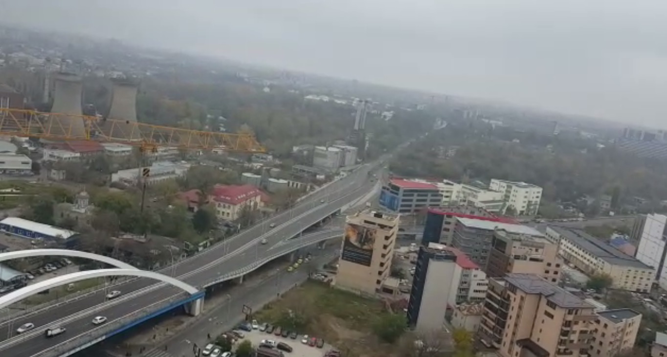 VIDEO / Macaragiul Marian și căsuța lui din nori. Are mochete, perdeluțe și se descalță când intră în tură