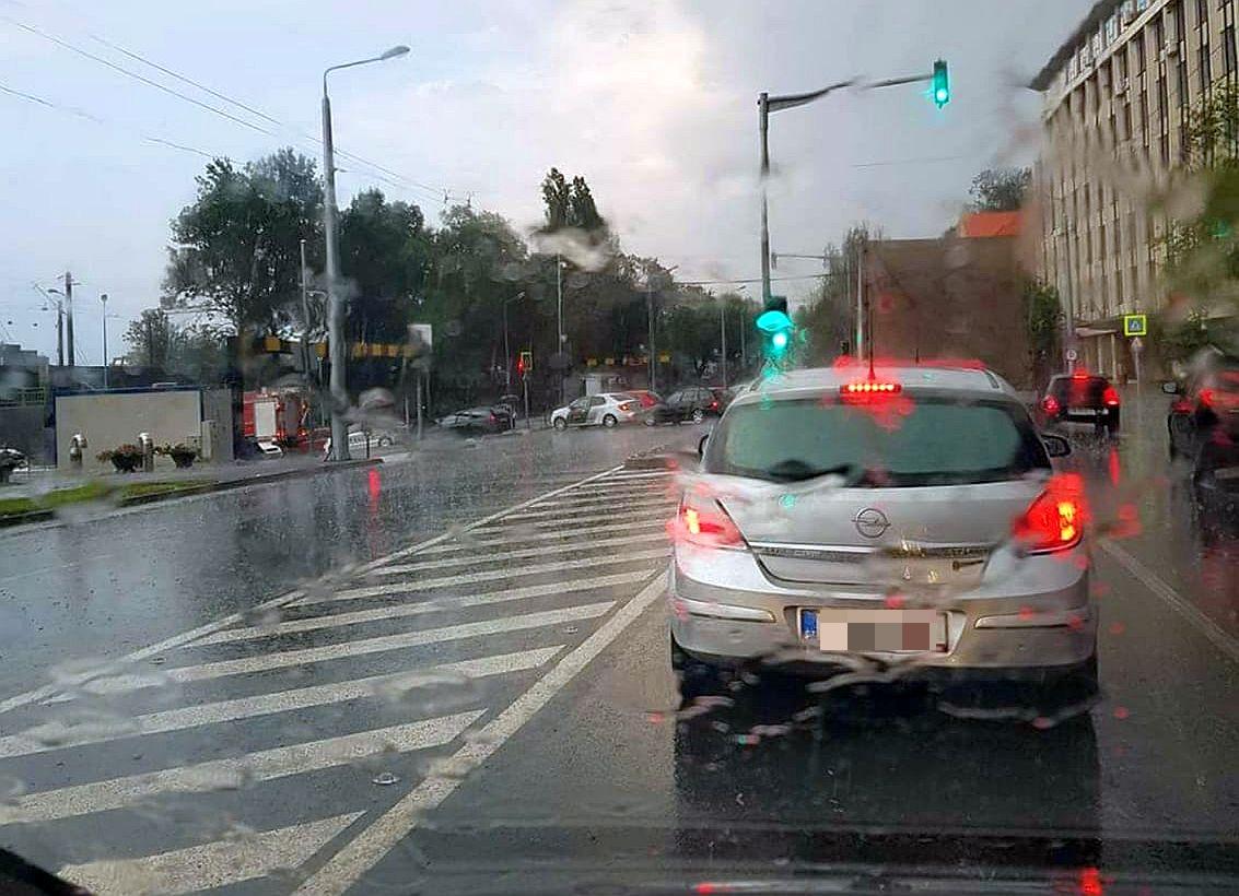 FOTO & VIDEO / Inundații în Timișoara, joi seara, după o ploaie torențială